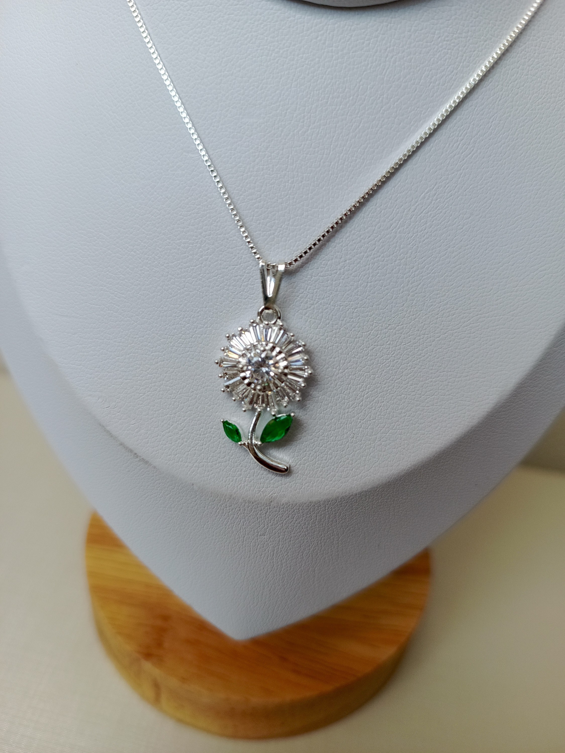 Colar com pingente de flor cravejado com zircônias