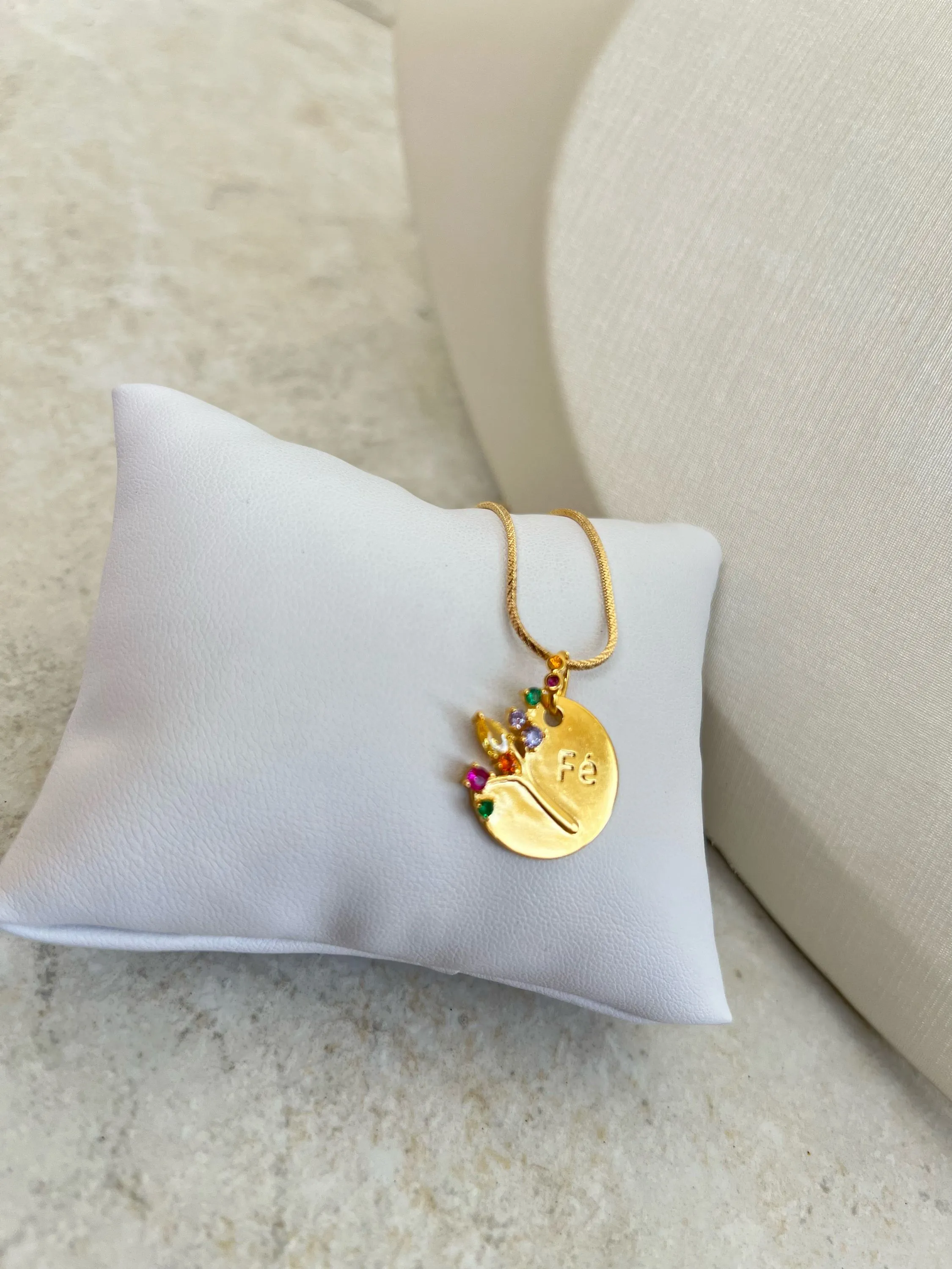 Colar pingente medalha escrito FÉ