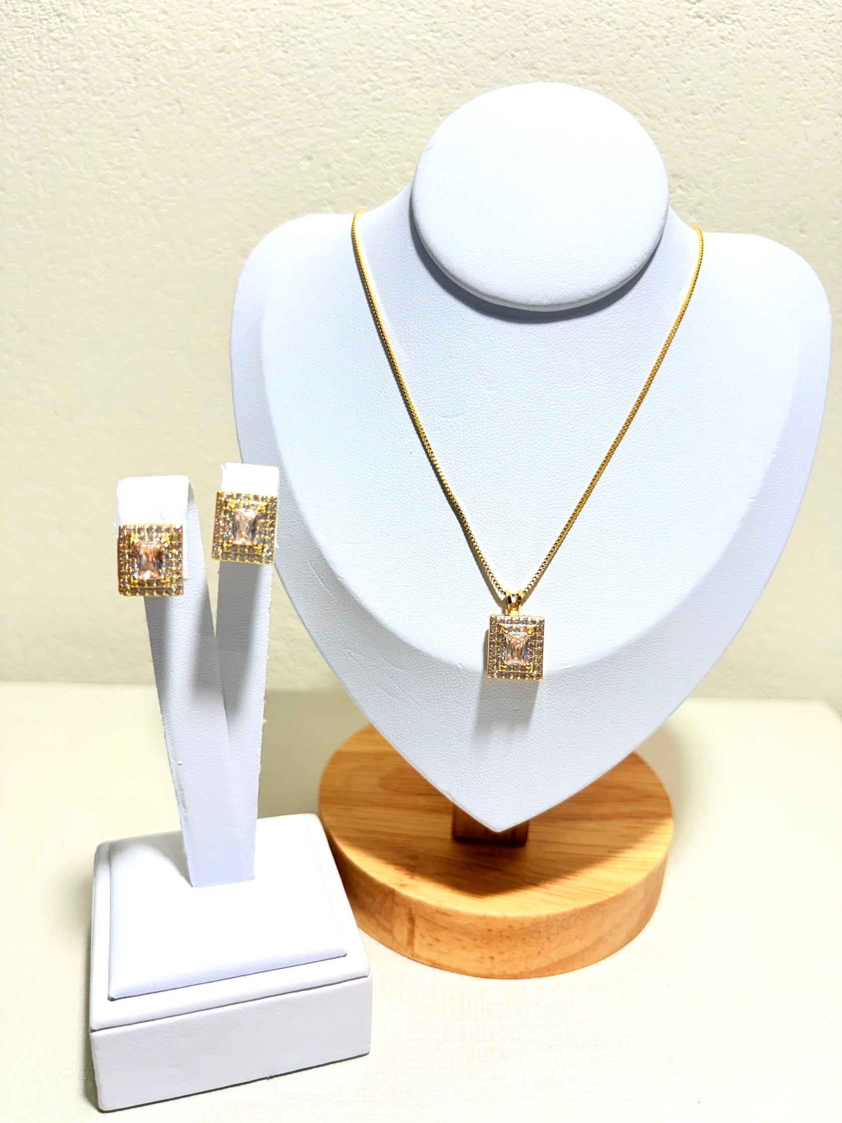 Conjunto quadrado cravejado com zircônias