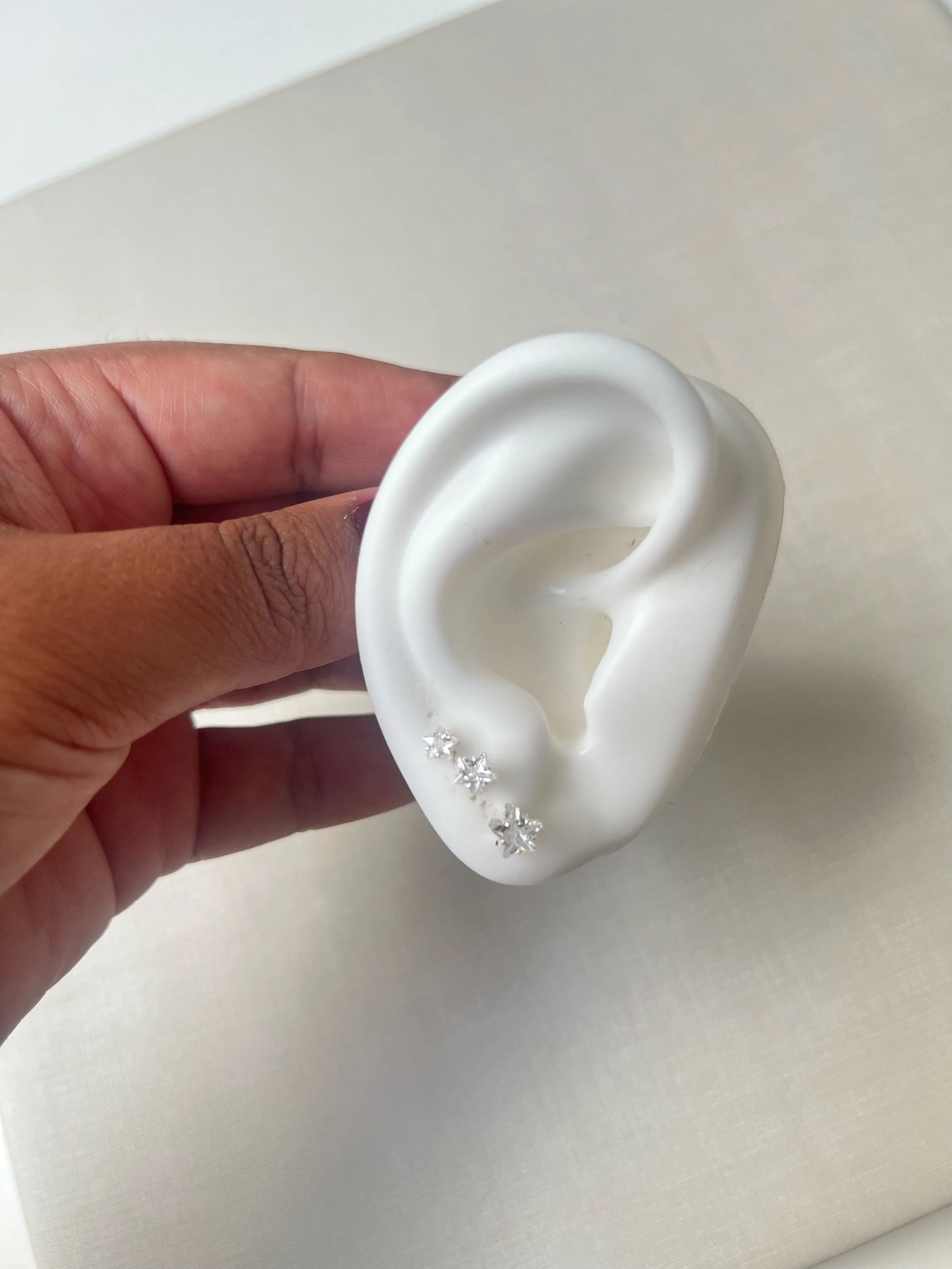 Trio de brincos com pedras em zircônia