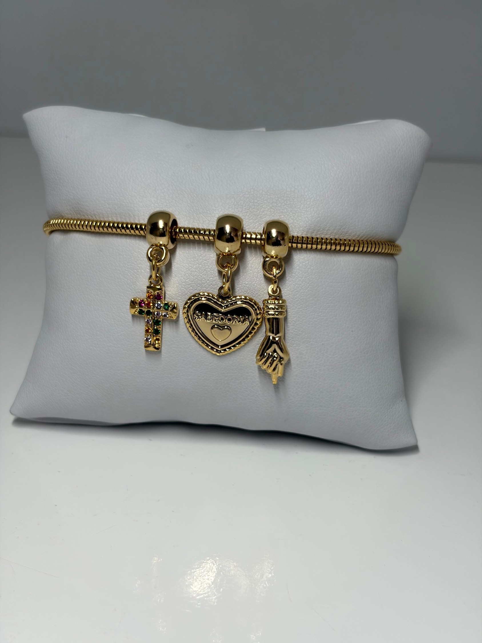 Pulseira dourada com pingentes