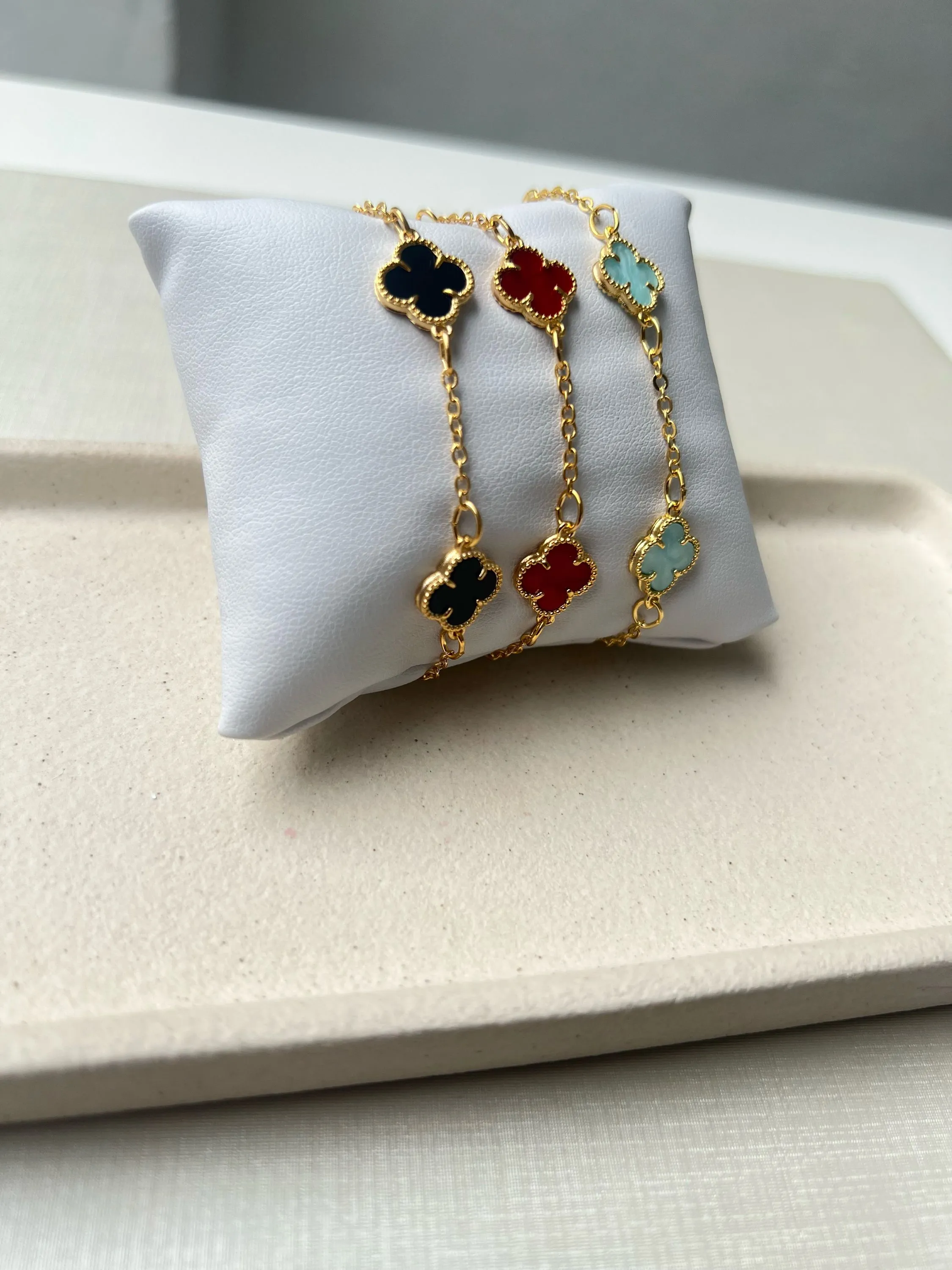 Pulseira modelo trevo