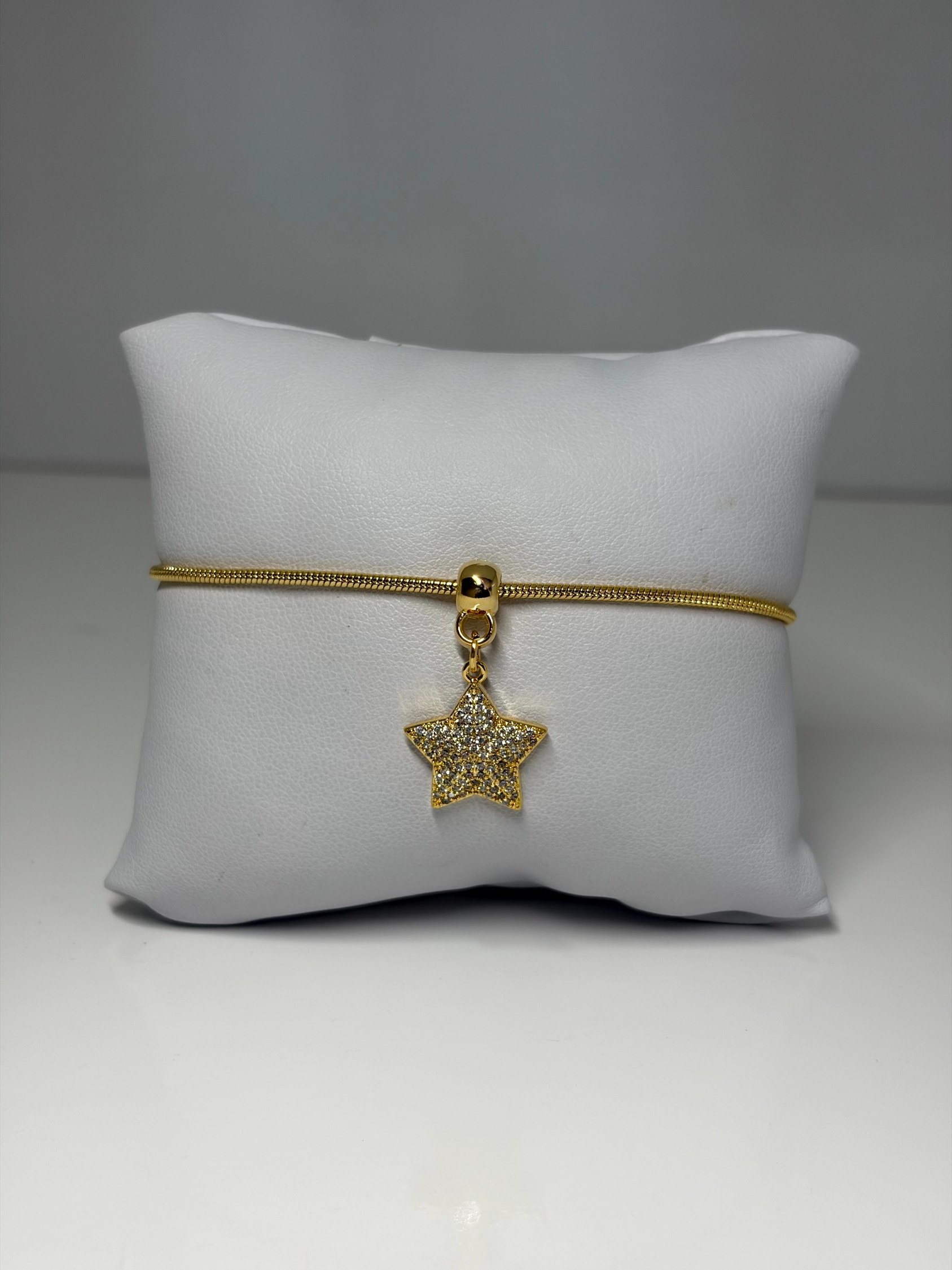 Pulseira com pingente de estrela cravejada
