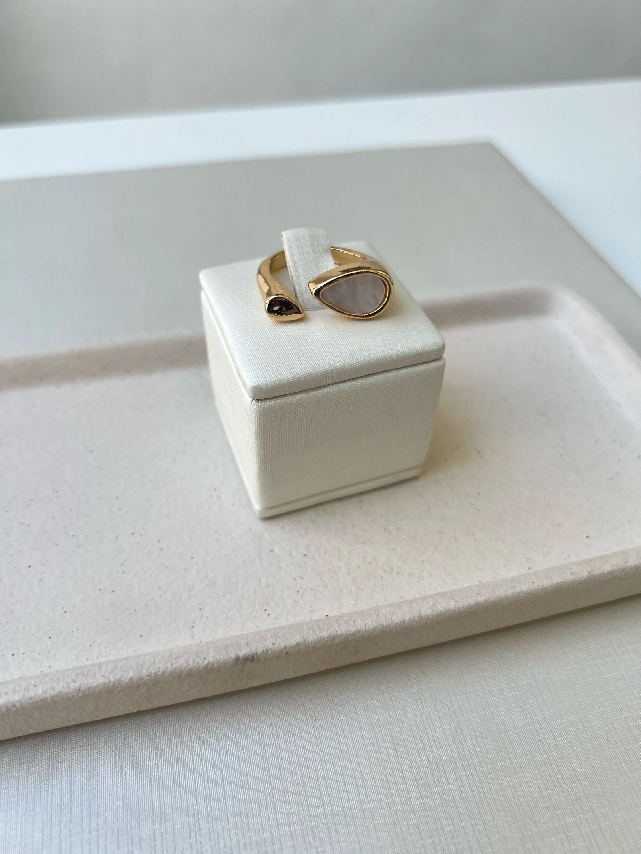 Anel modelo gota com pedraria