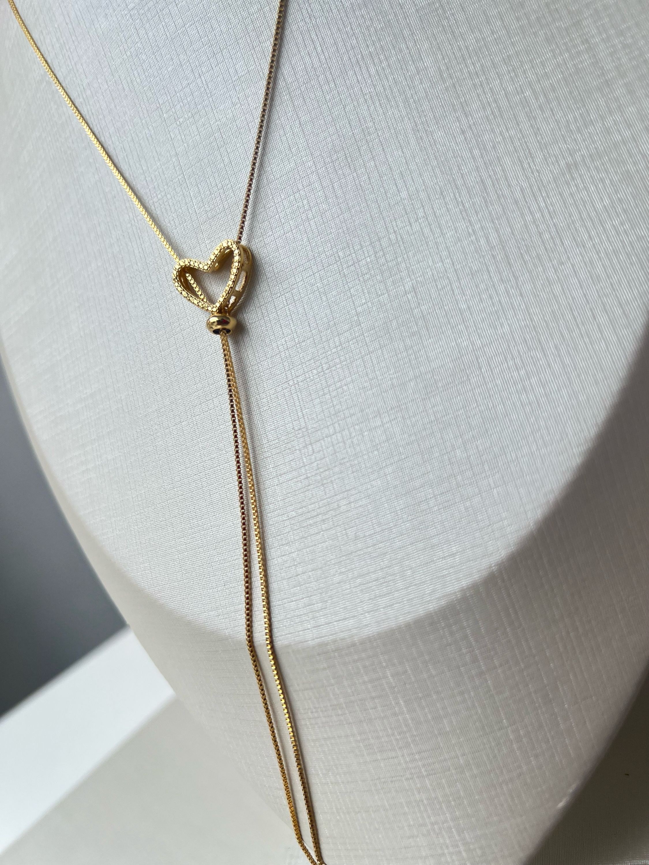 Colar gravata detalhe coração