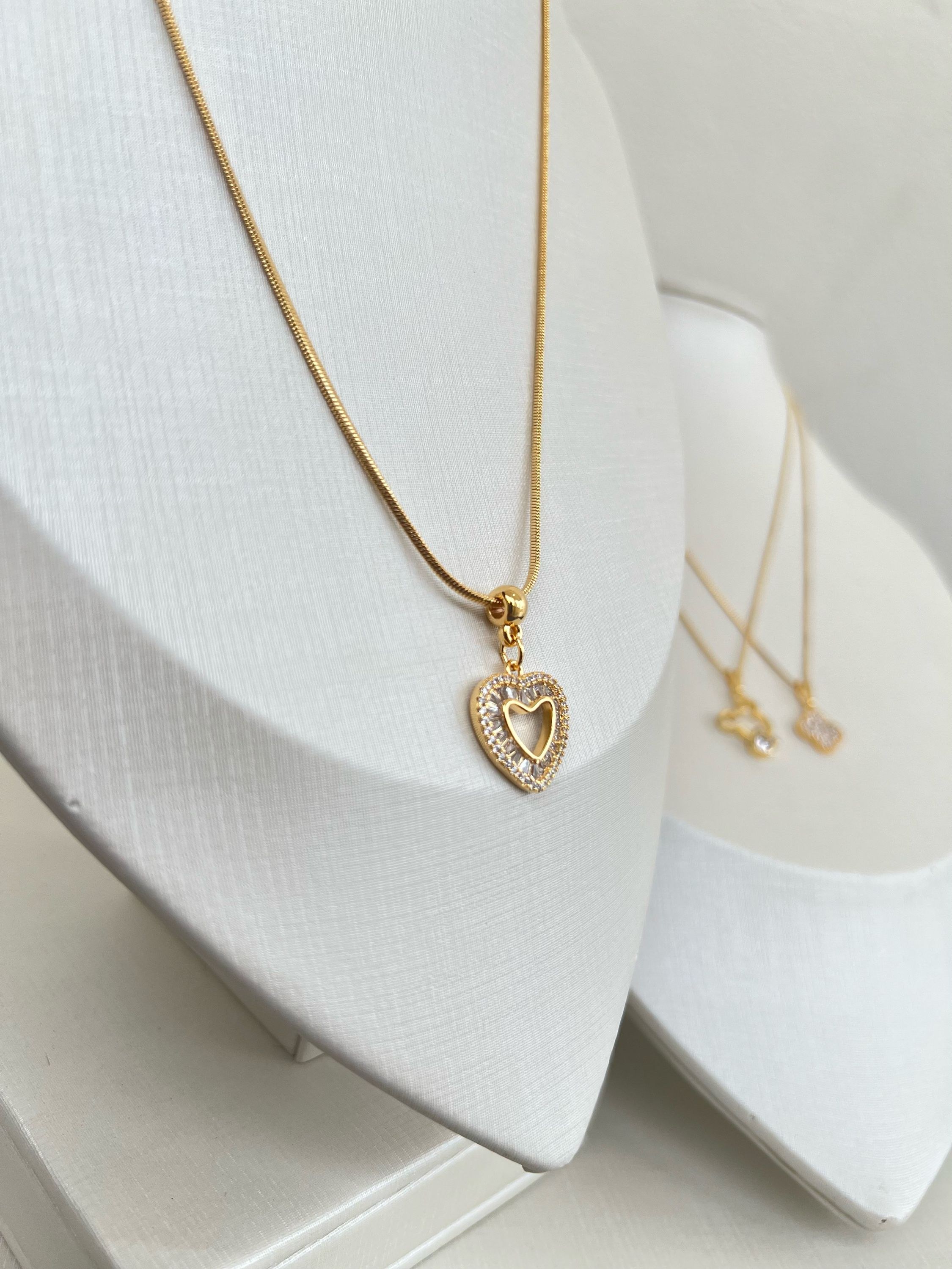 Colar linha premium pingente coração cravejado