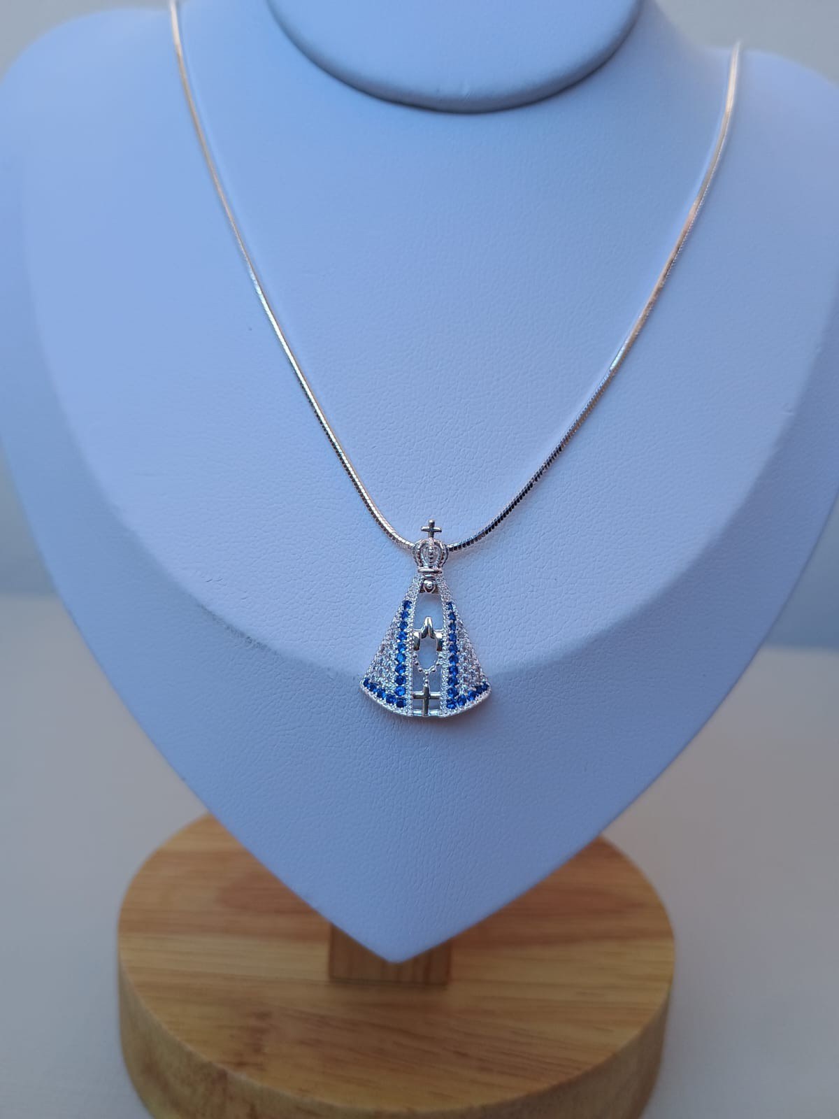 Colar com pingente de nossa senhora aparecida