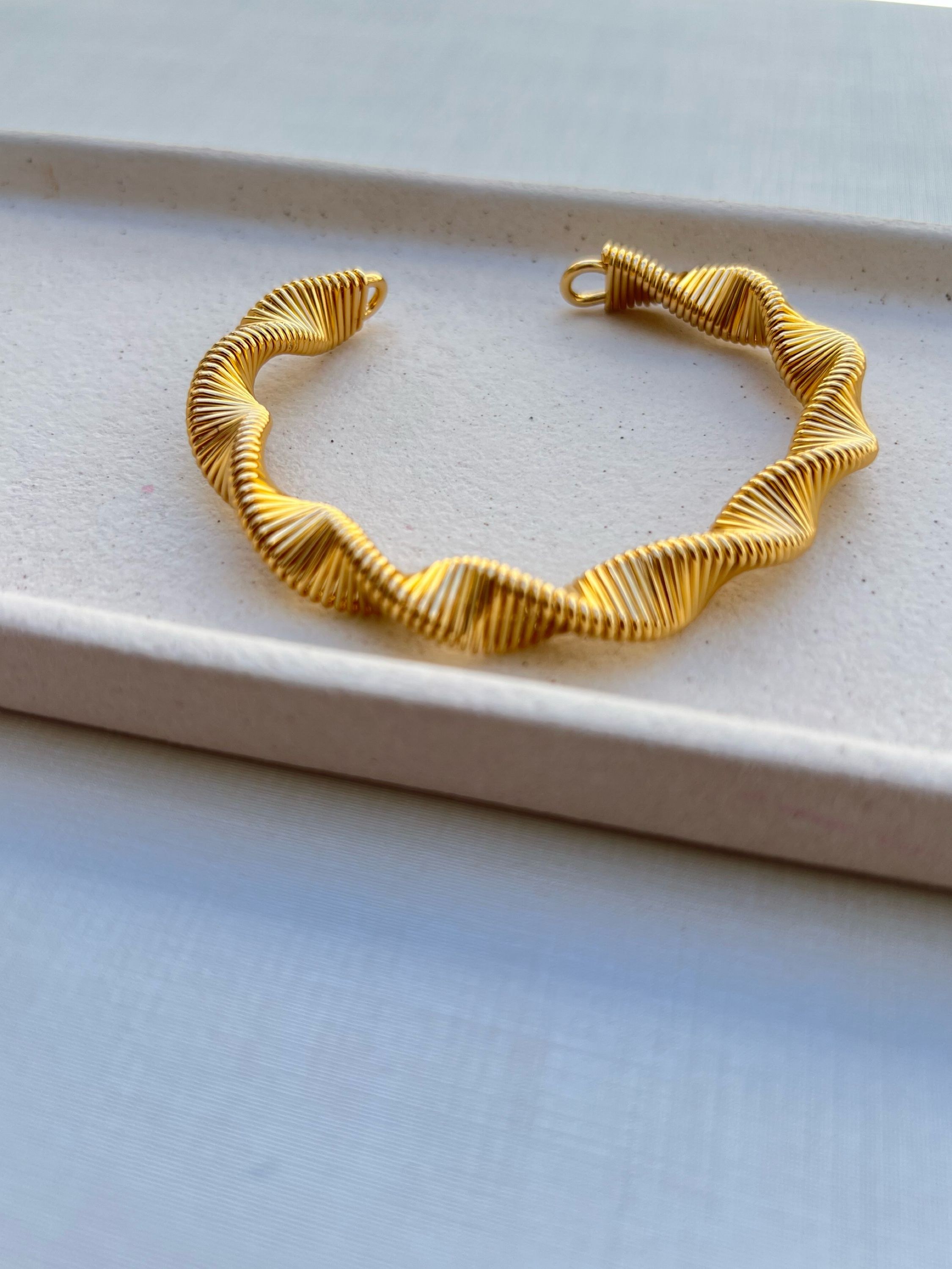 Bracelete modelo mola ondulado