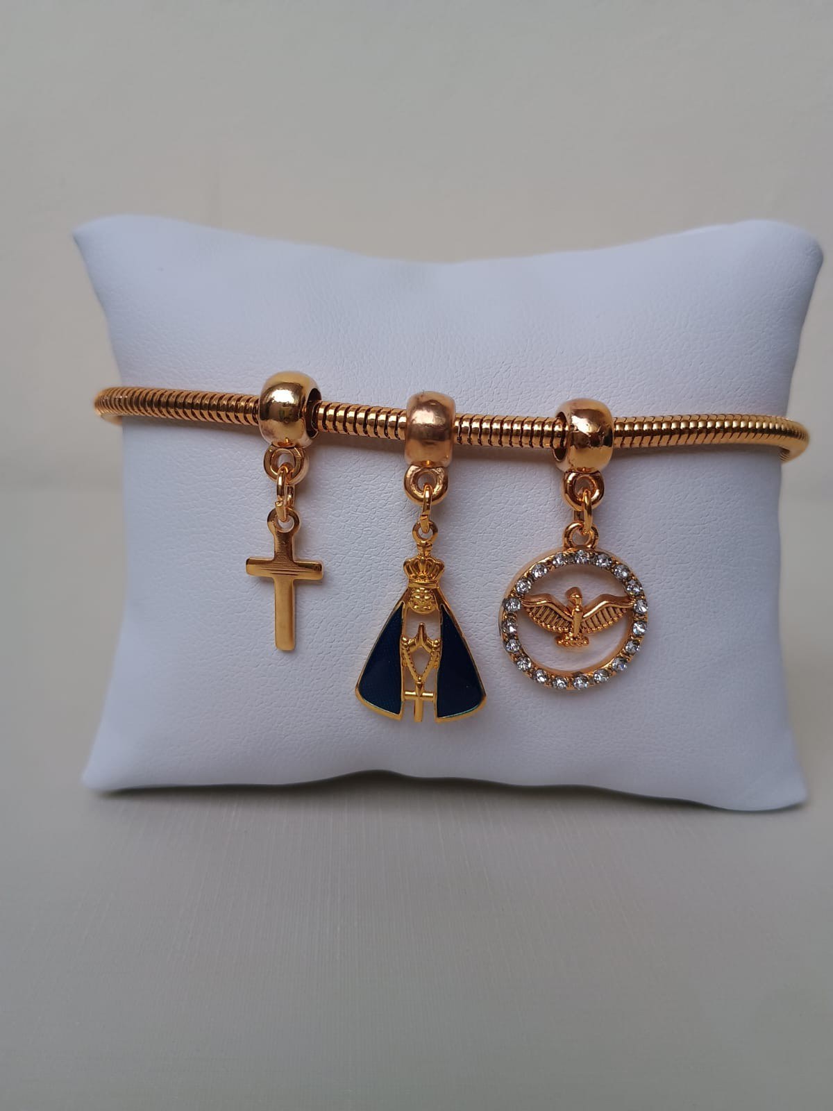 Pulseira com pingentes religiosos