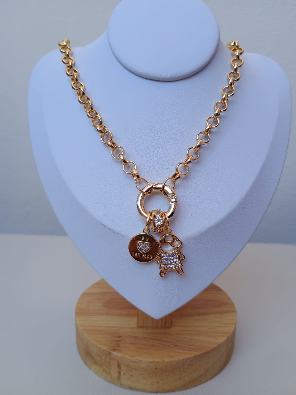 Colar correntaria com pingentes cravejados e menino