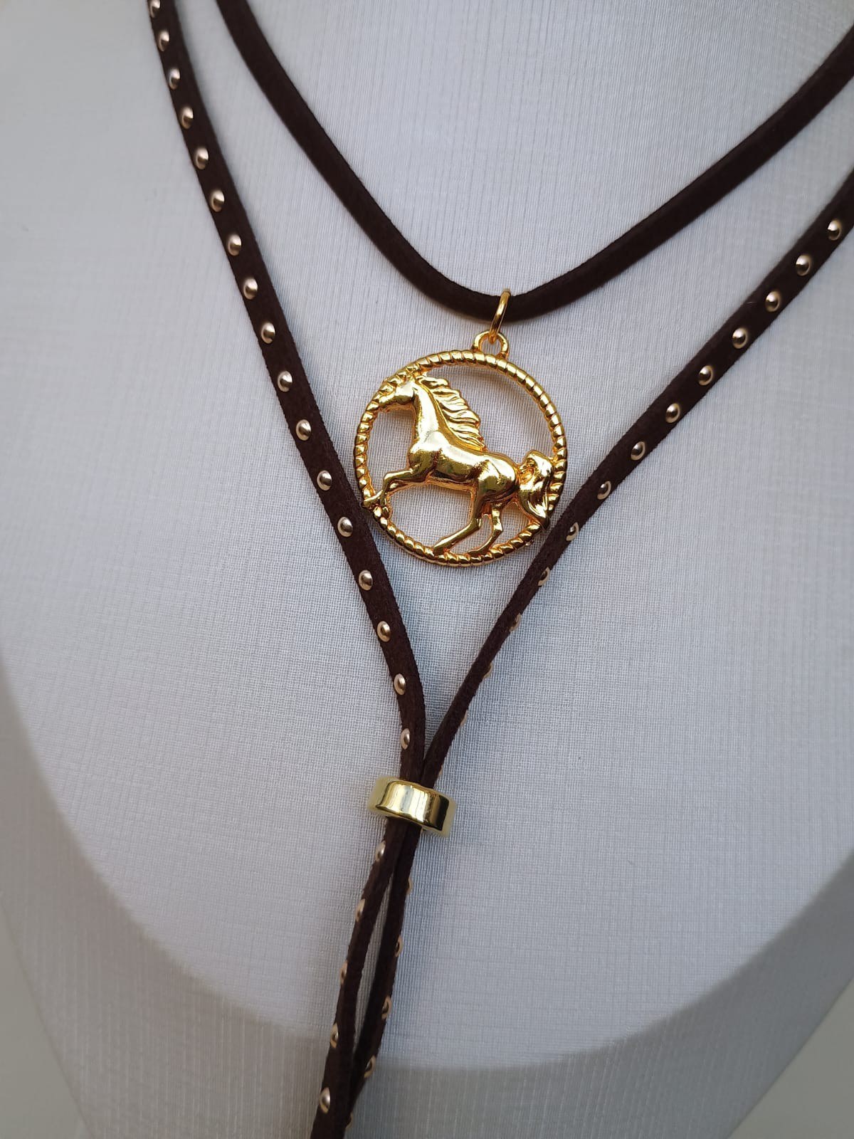 Colar country com pingente de cavalo