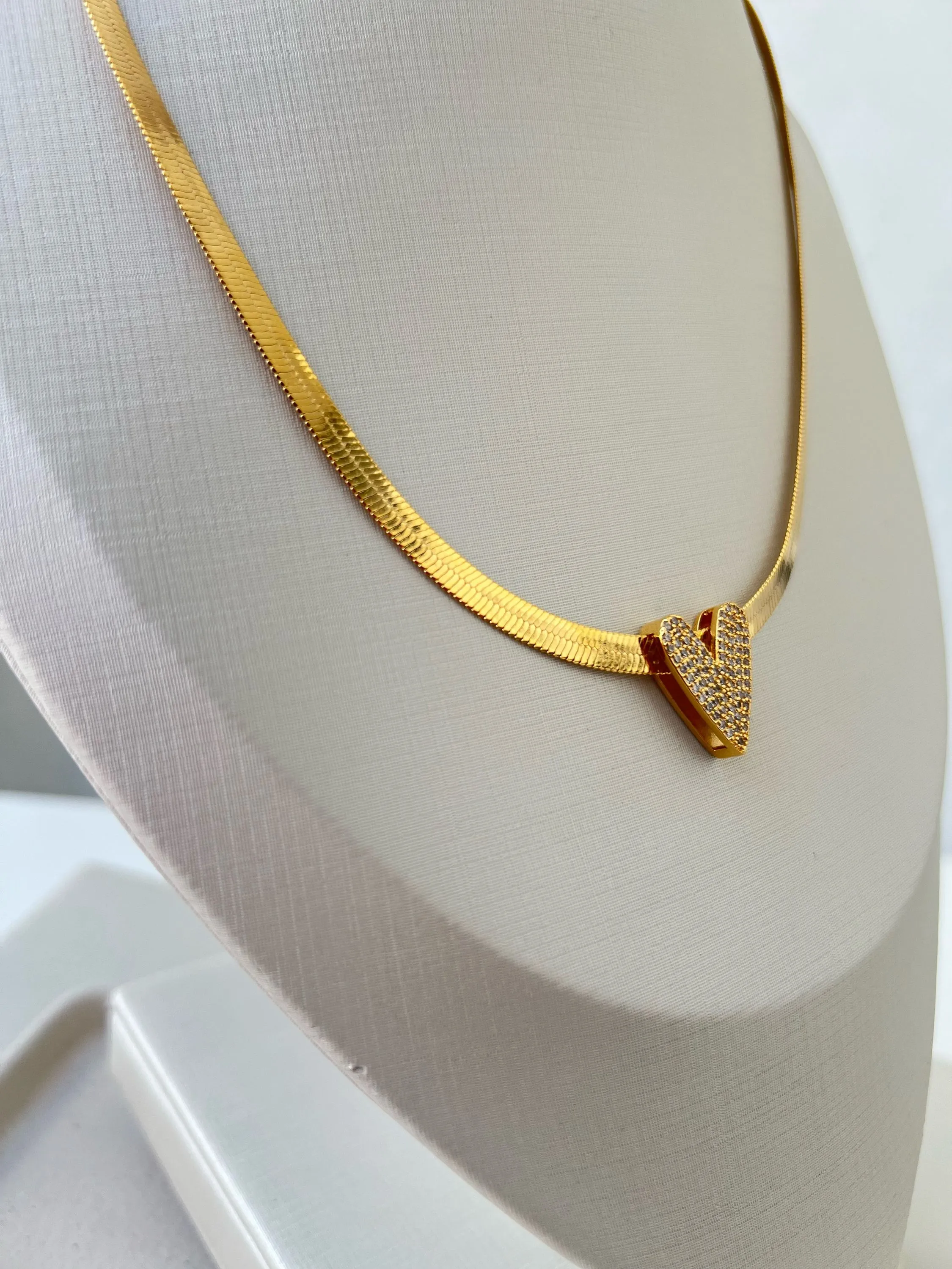 Choker fita com pingente coração cravejado de strass