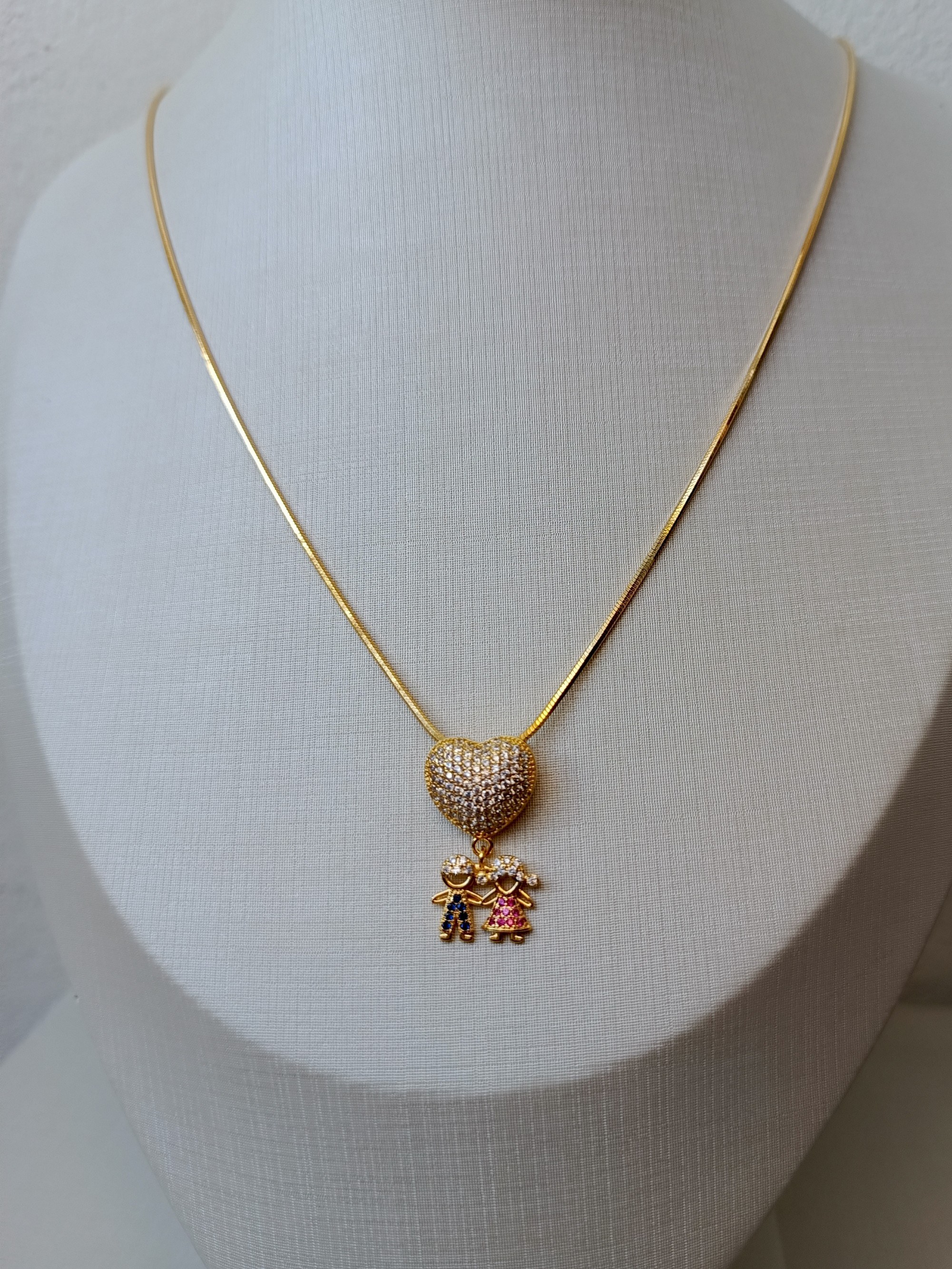 Colar com pingente de coração e casal de filhos