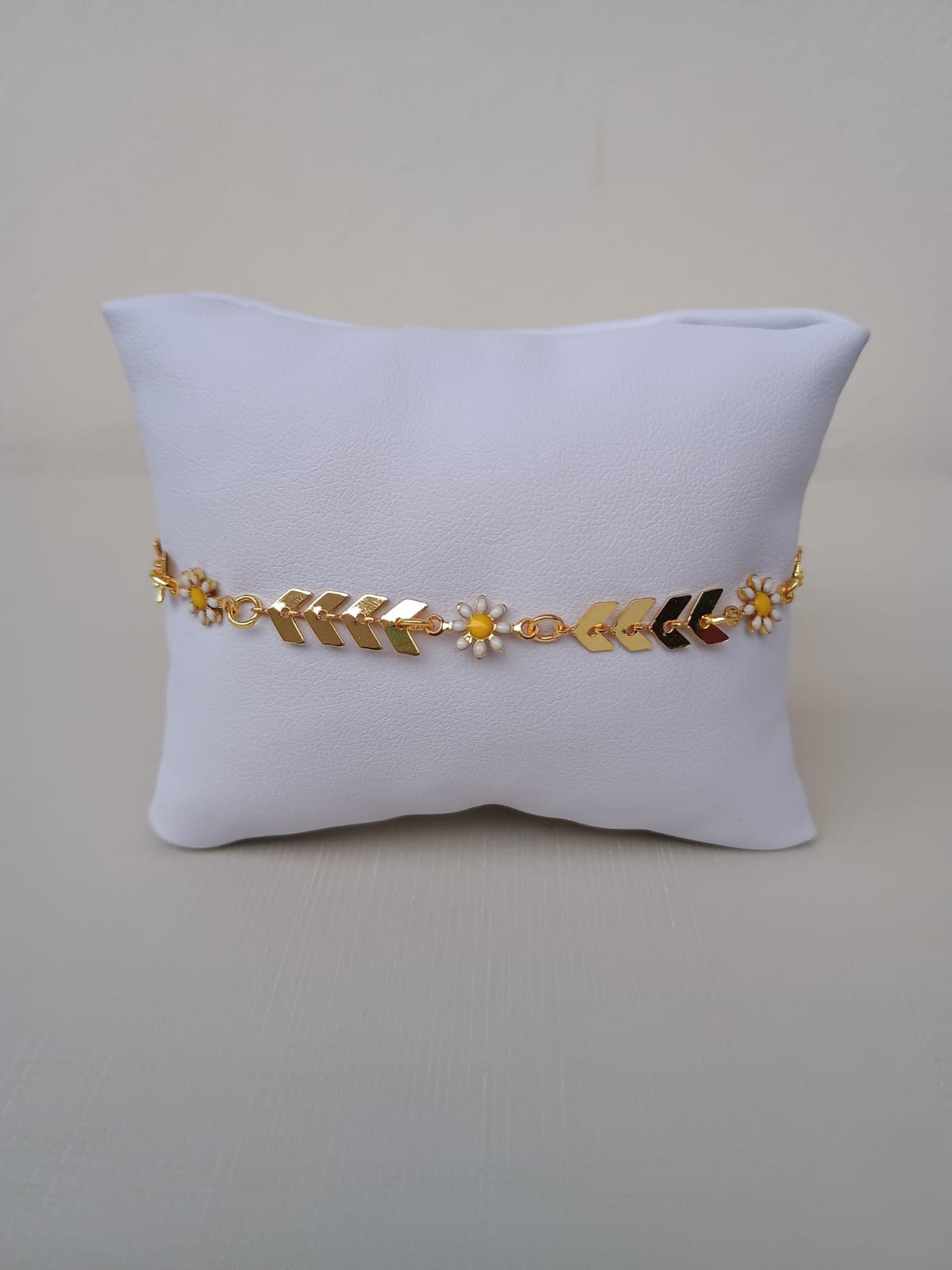 Pulseira com escamas e flor delicada