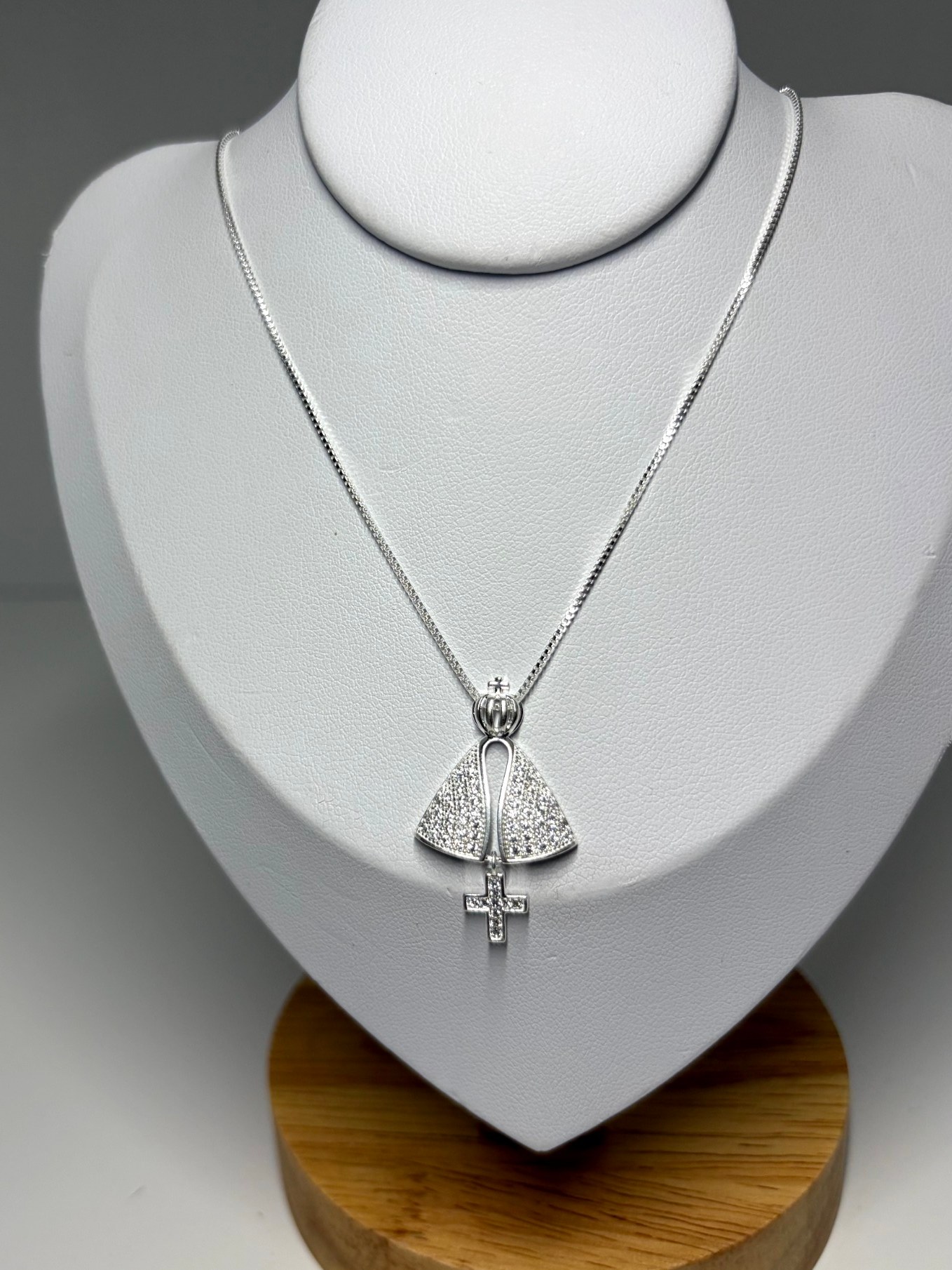 Colar com pingente de nossa senhora aparecida