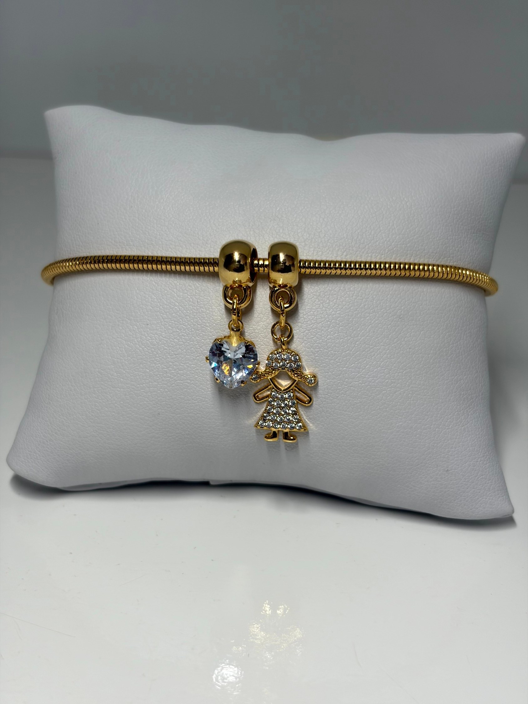 Pulseira com pingente de menina e coração