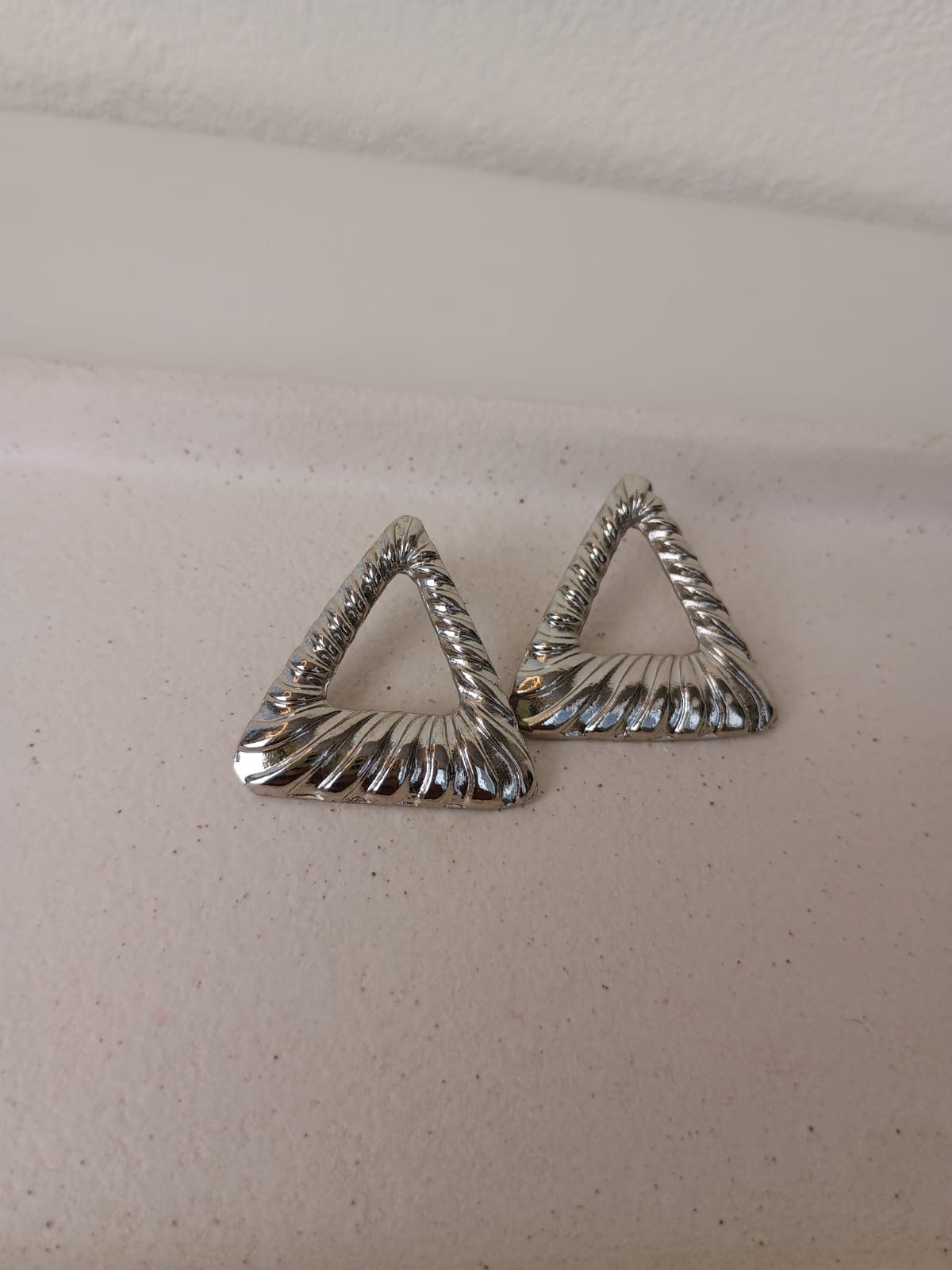 Brinco de triângulo vazado