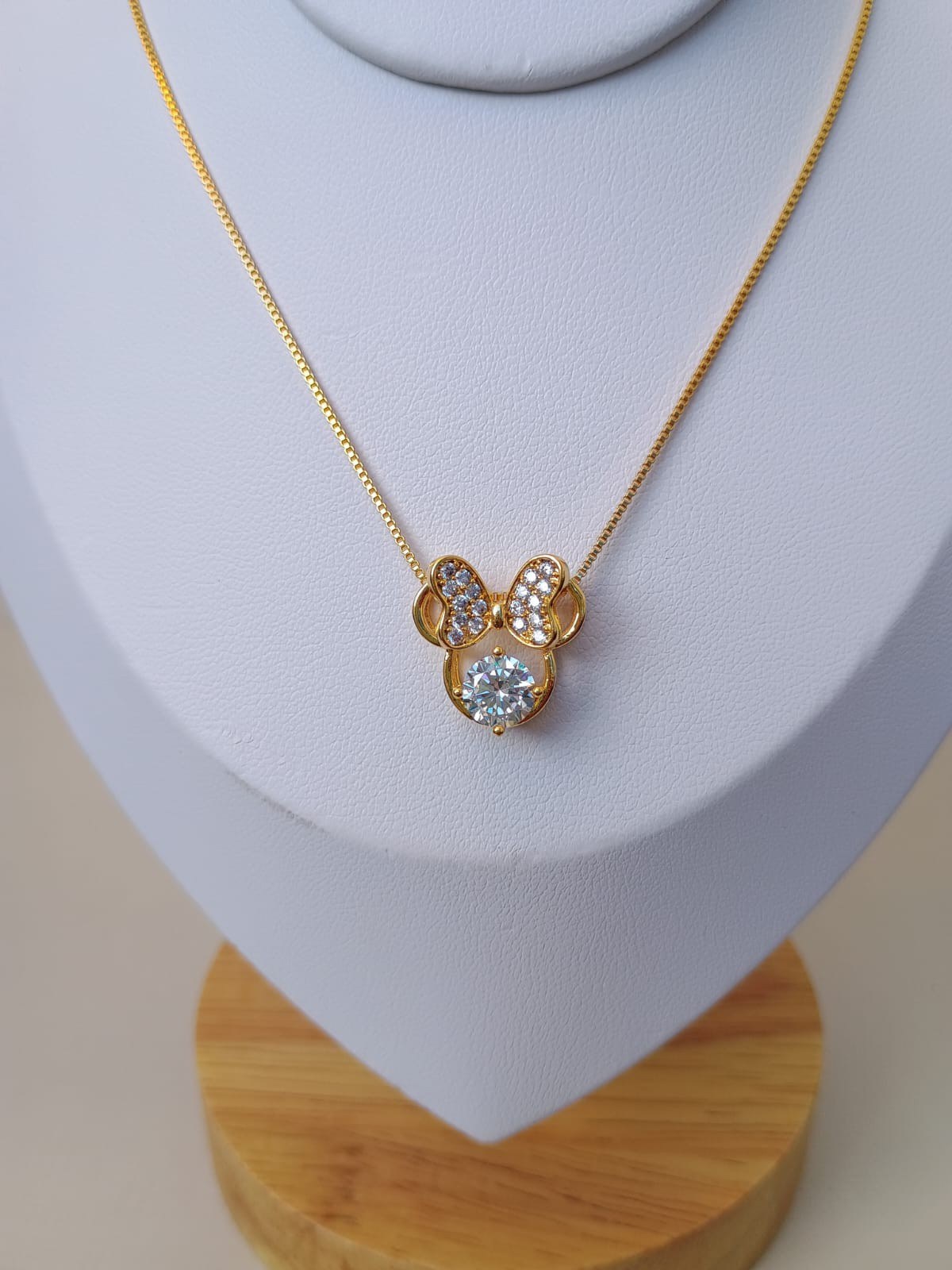 Colar da Minnie com ponto de luz e strass no laço