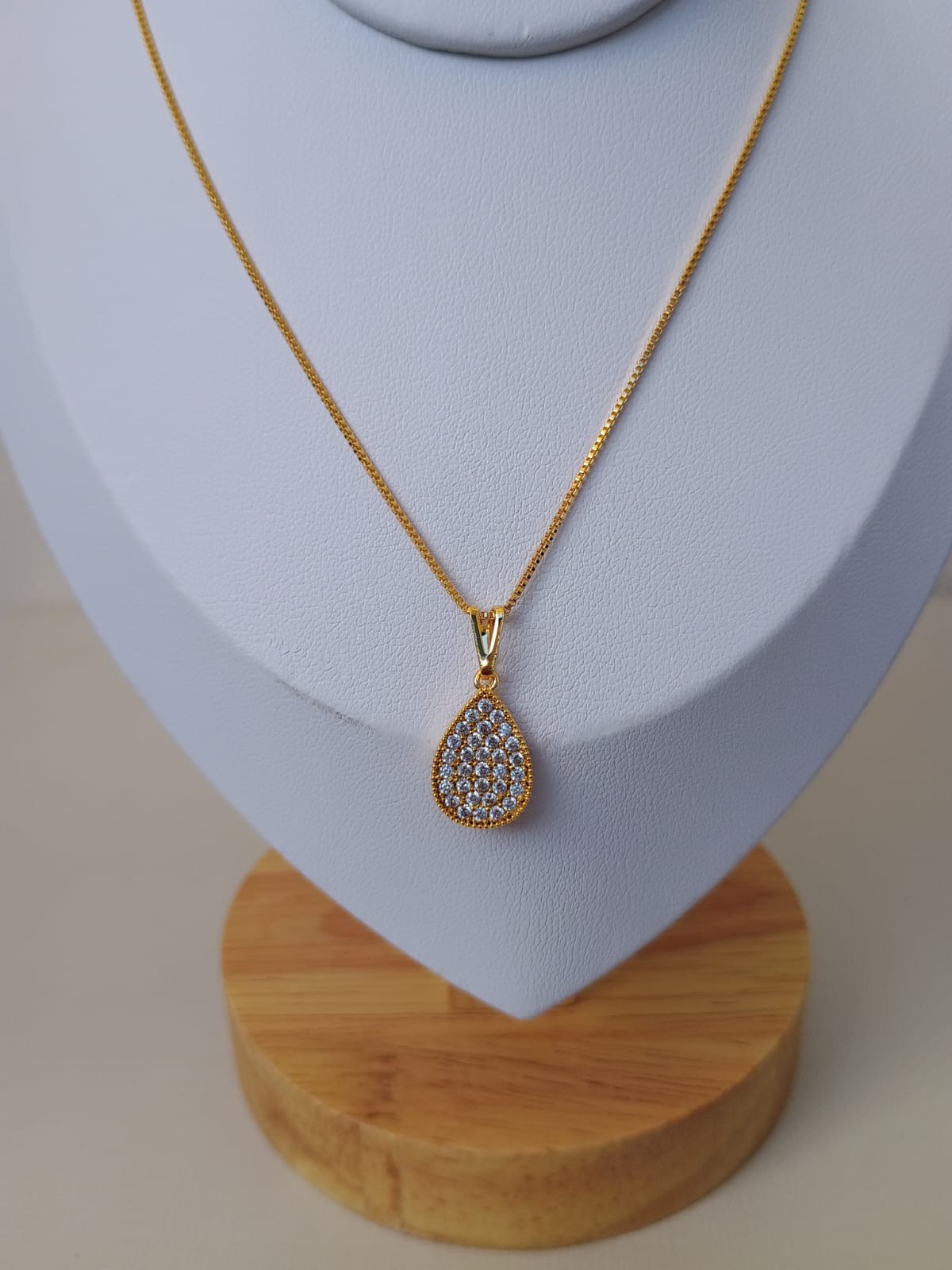 Colar com pingente de gota achatada com strass