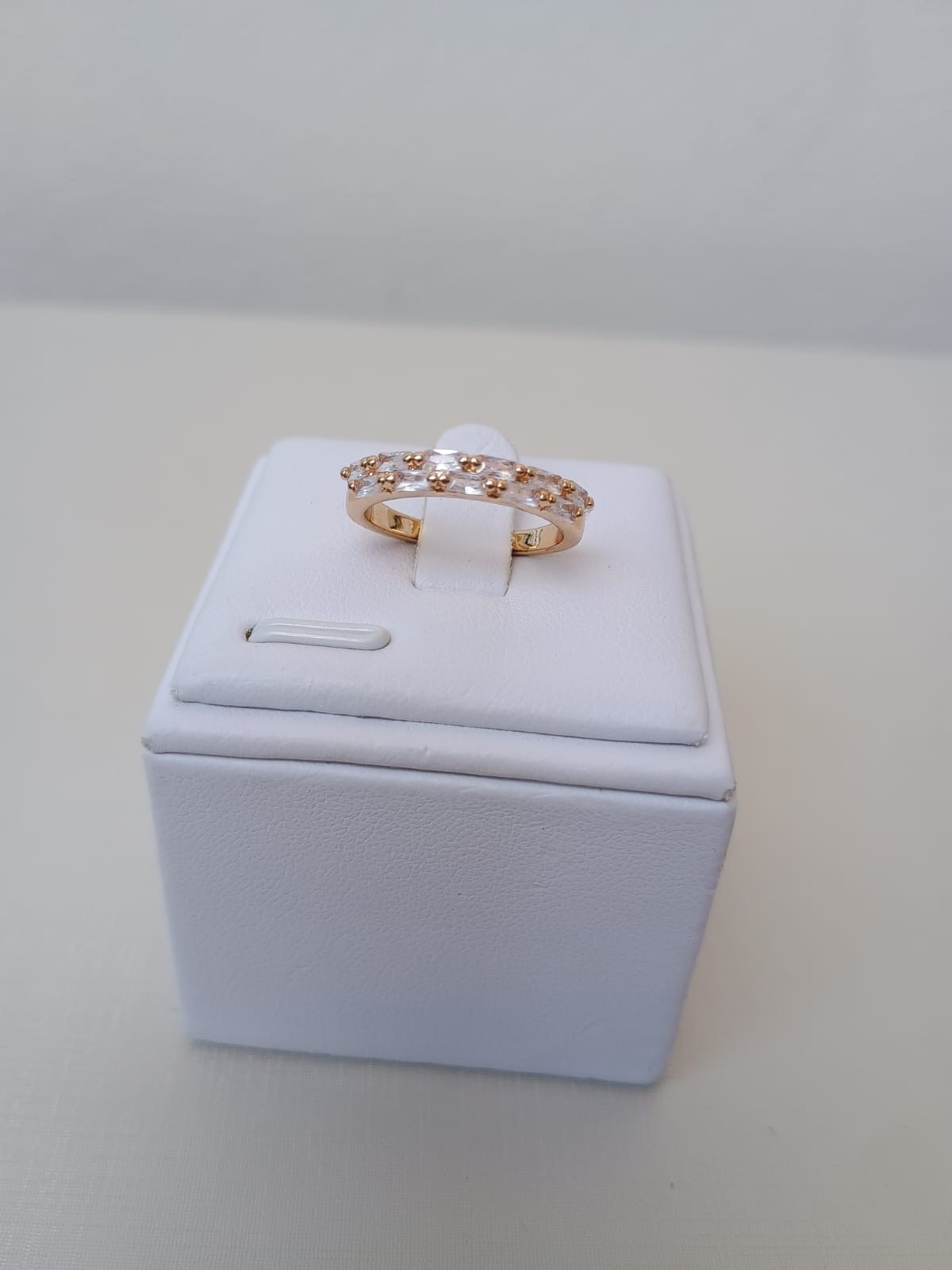 Anel delicado com cristais