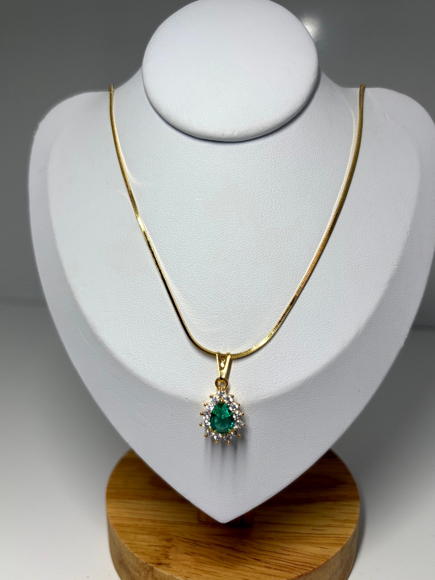 Colar choker com pingente de gota