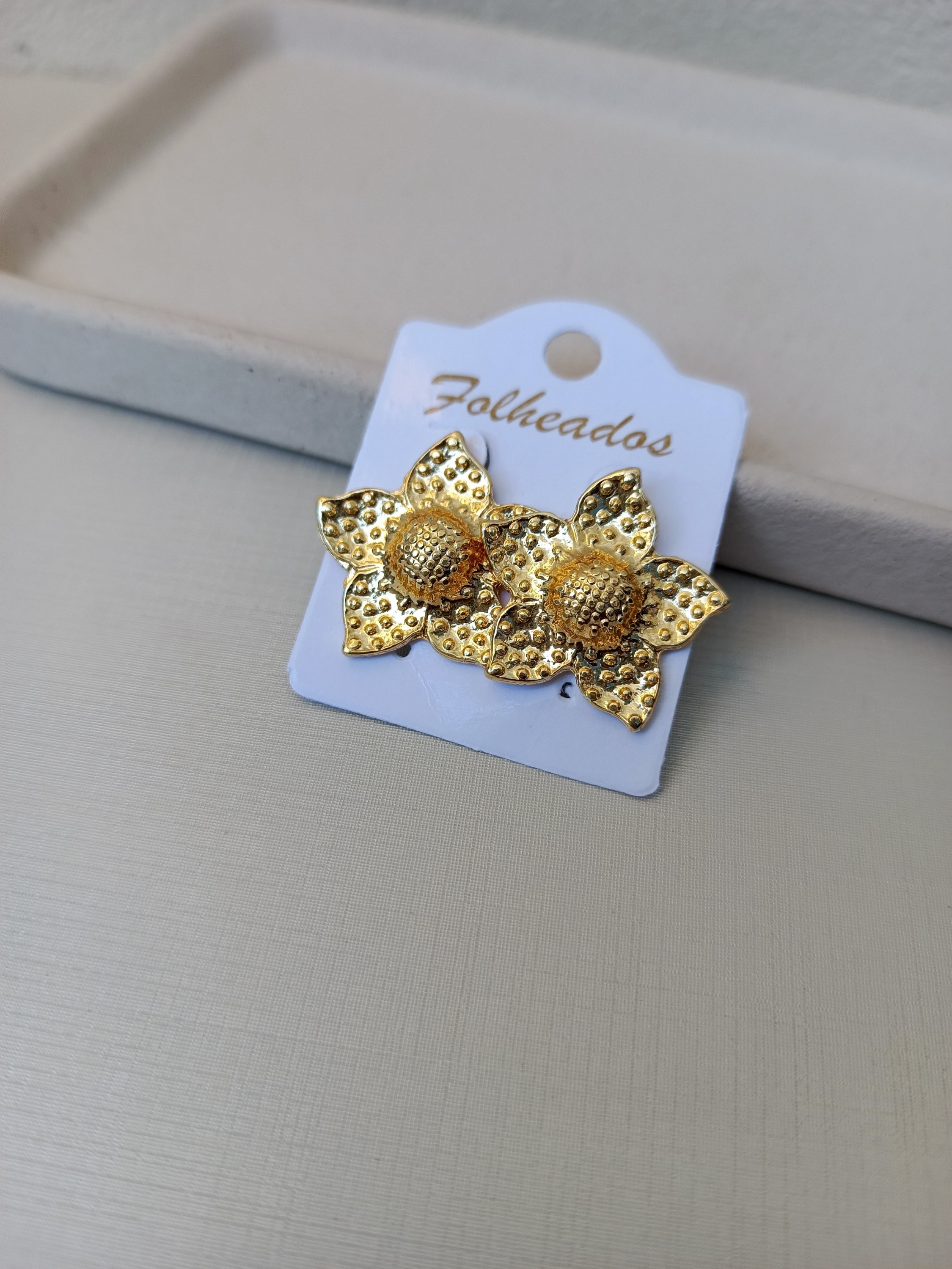 Brinco de flor rústico