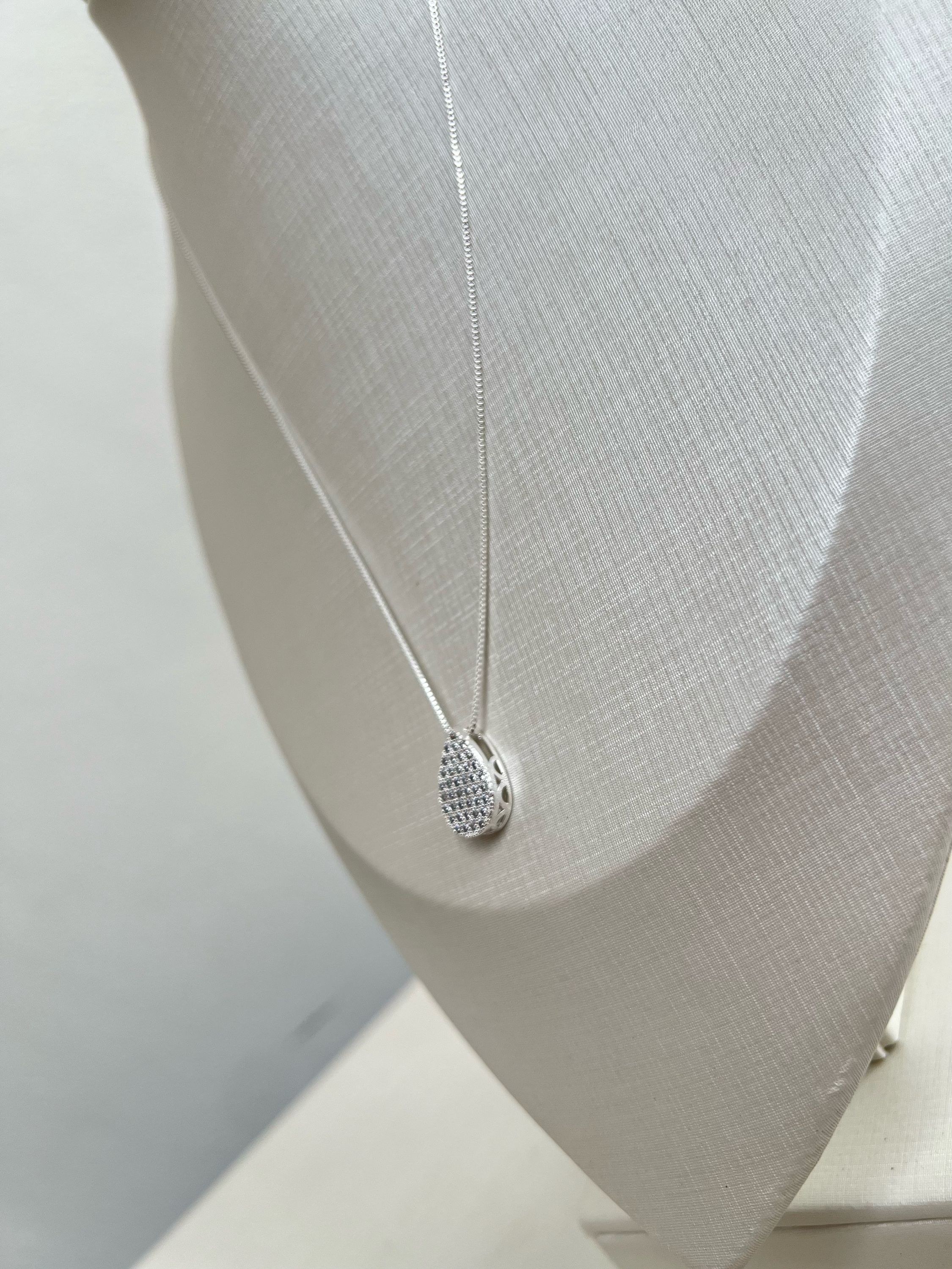 Colar gota cravejado de strass