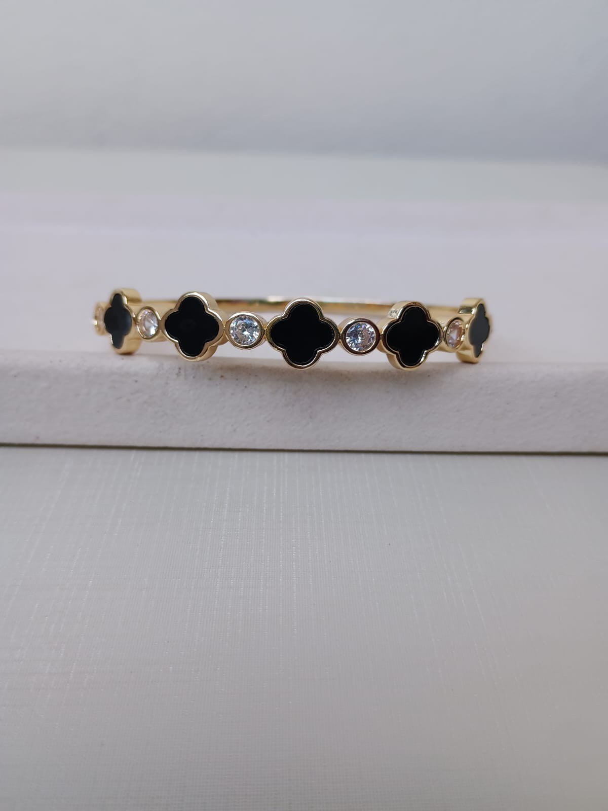 Bracelete com trevo preto e zircônias