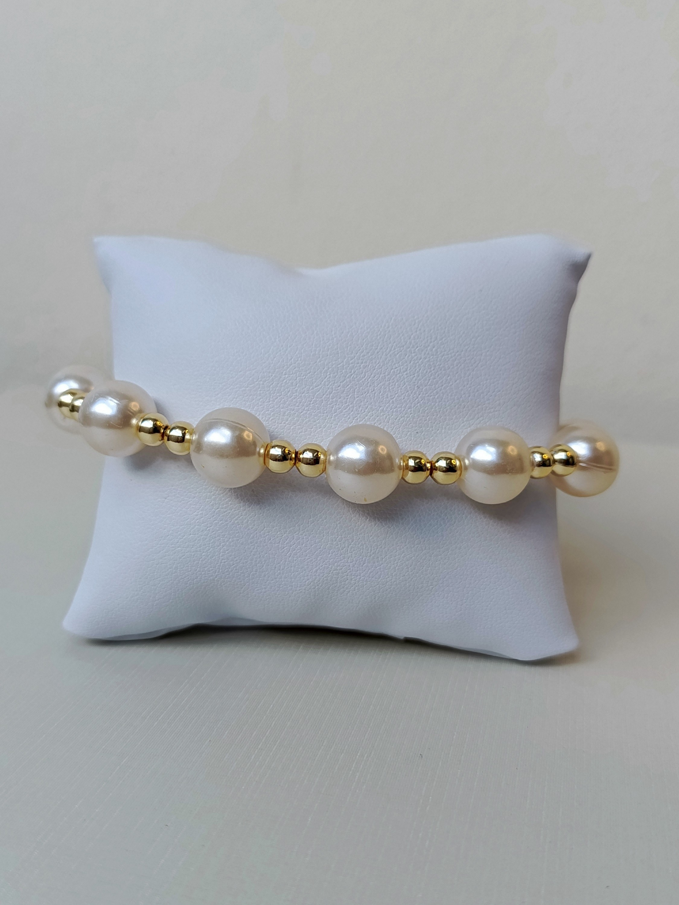 Pulseira com pérolas brancas e douradas pequenas