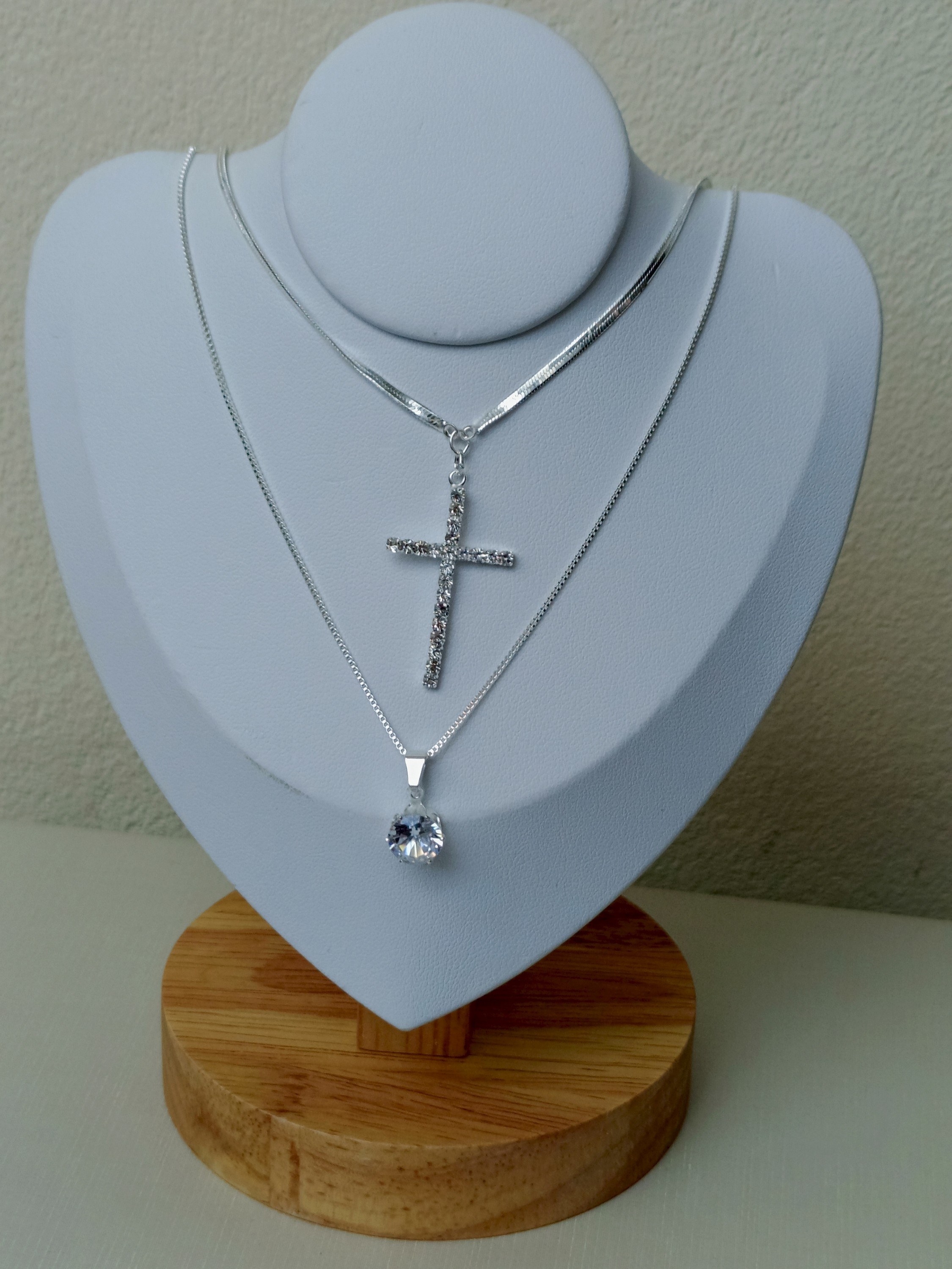Colar duplo com pingente de Cruz e ponto de luz