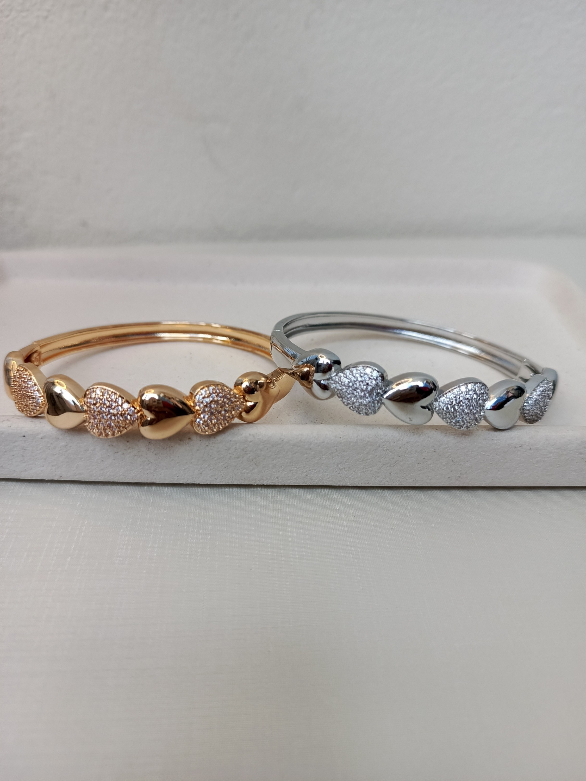 Bracelete com corações cravejado