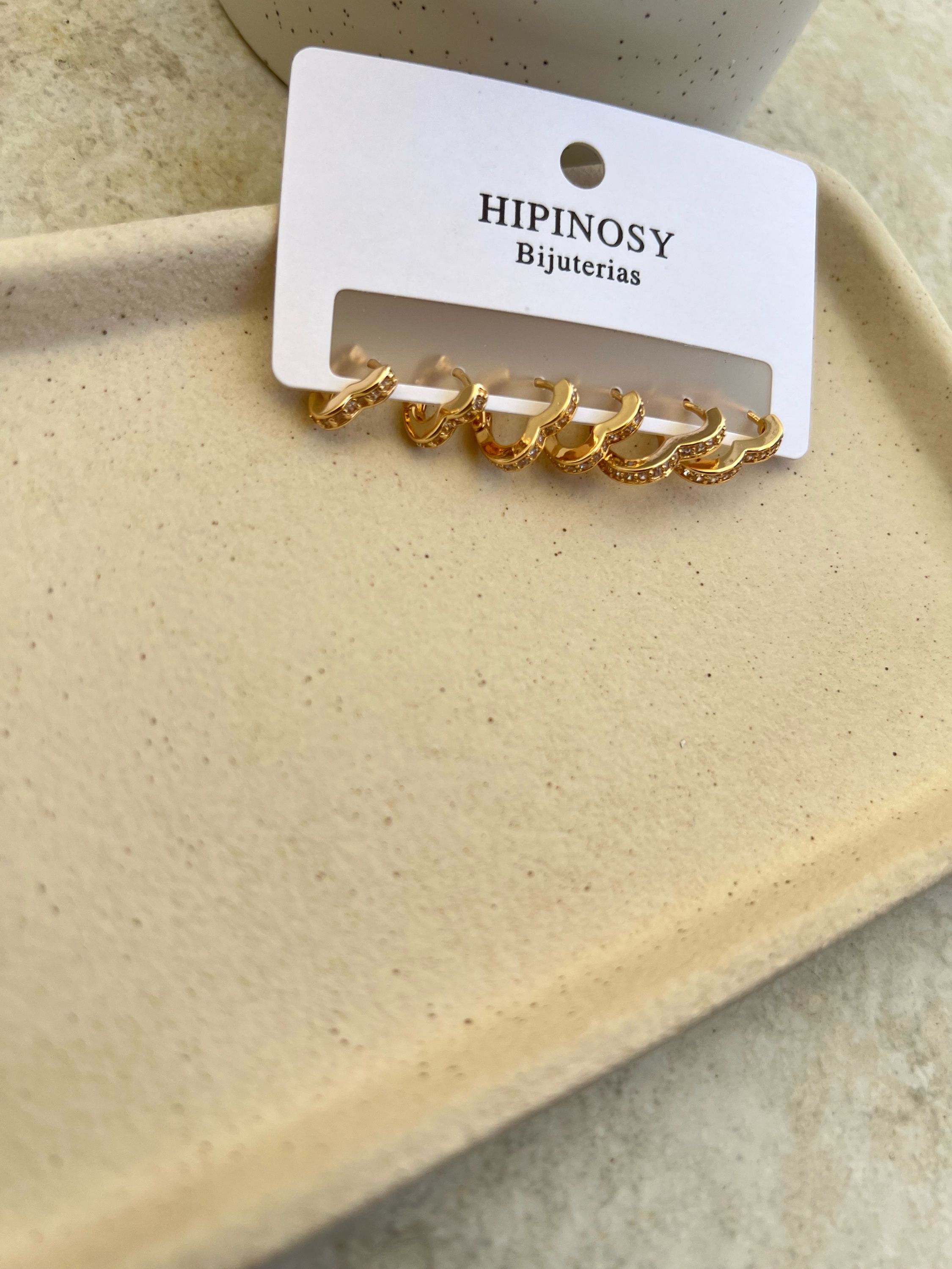 Trio de brincos coração cravejado de strass