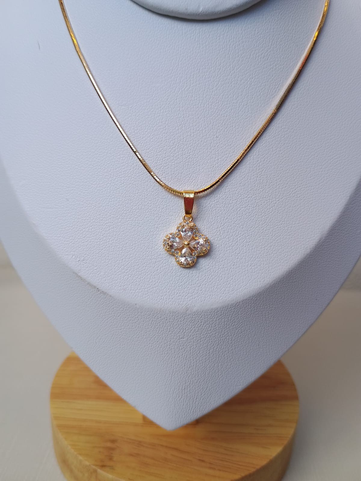 Colar com pingente de flor cravejado em cristais