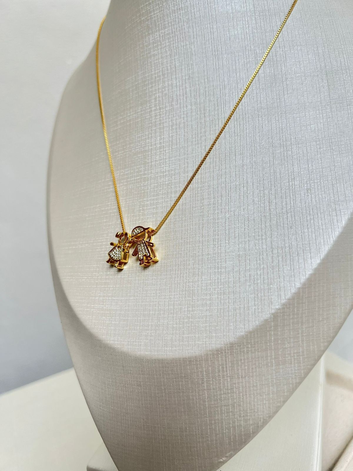 Colar dourado pingente de casal com zircônia