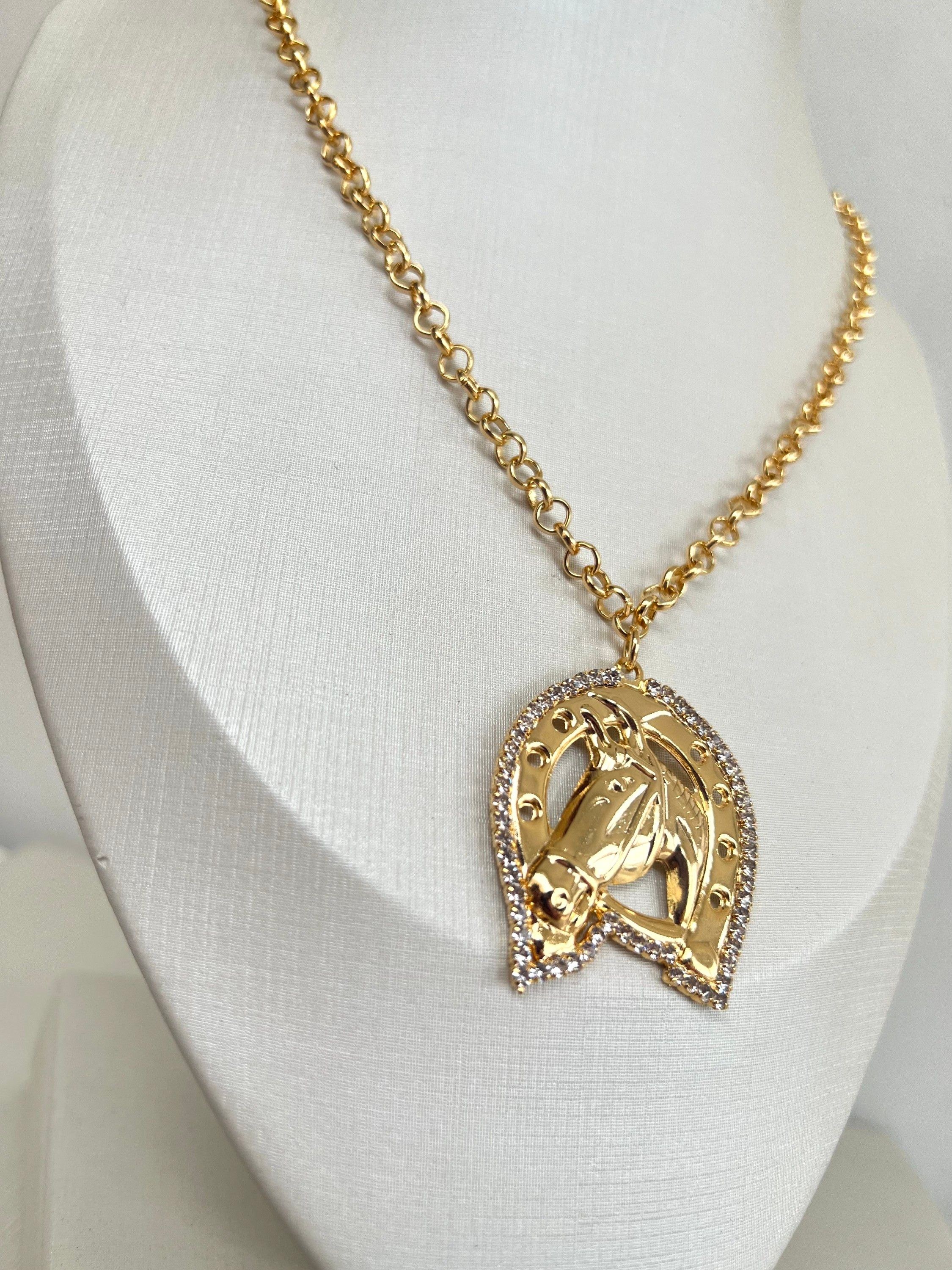 Colar pingente ferradura com cavalo