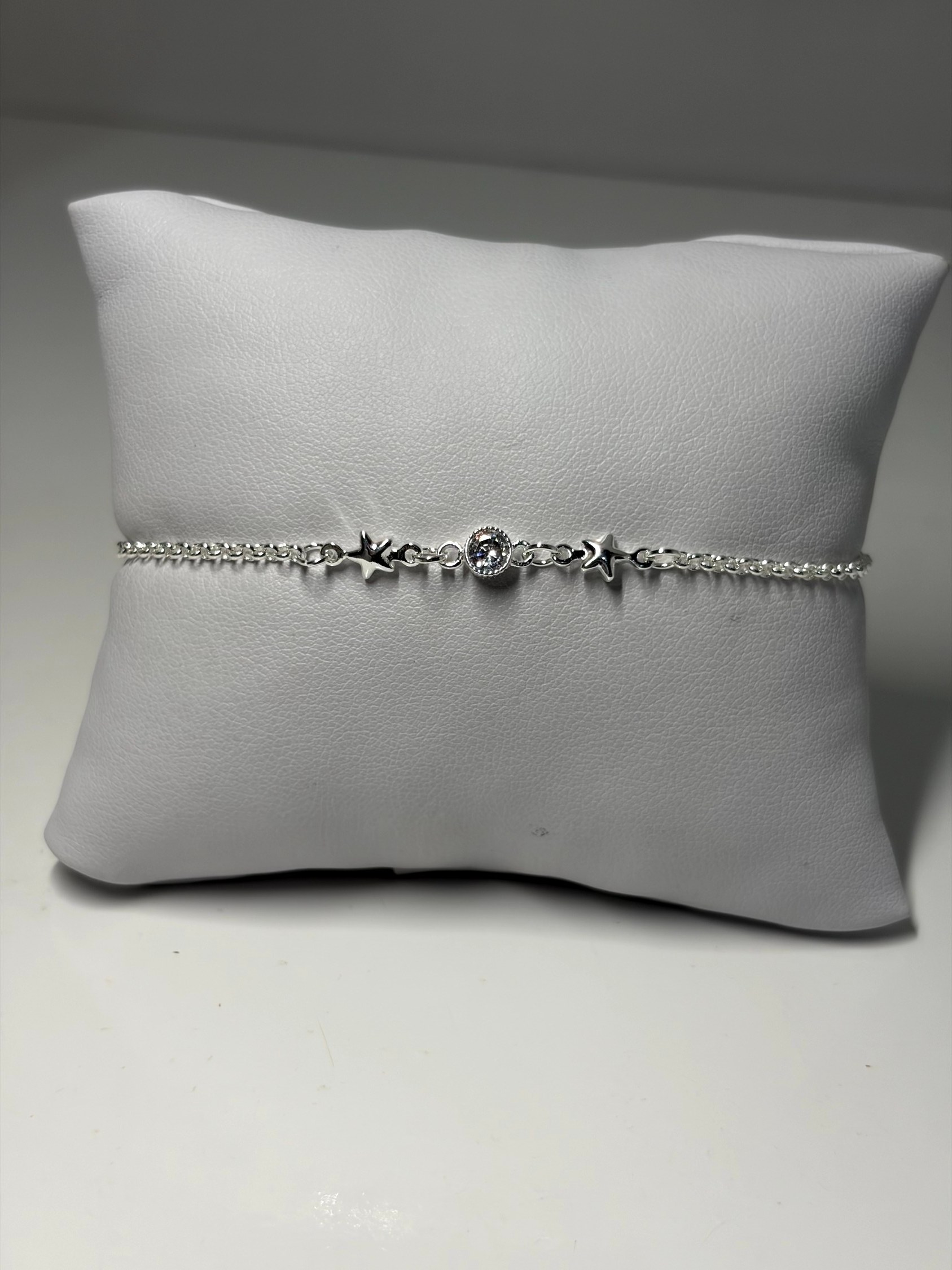 Pulseira fina com estrelas e ponto de luz