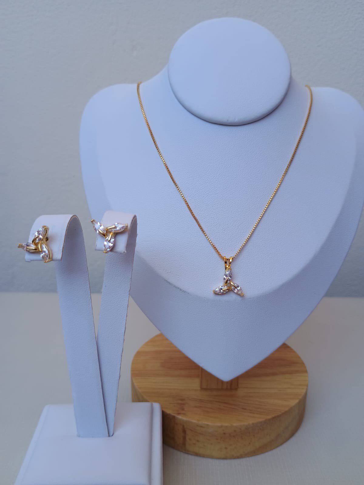 Conjunto com três folhas cristalinas