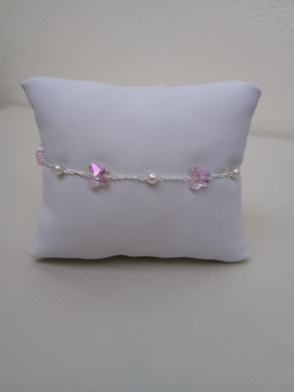 Pulseira com borboletas e pérolas