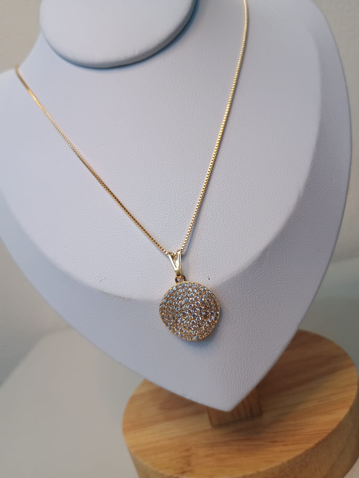 Colar orgânico cravejado com zircônias