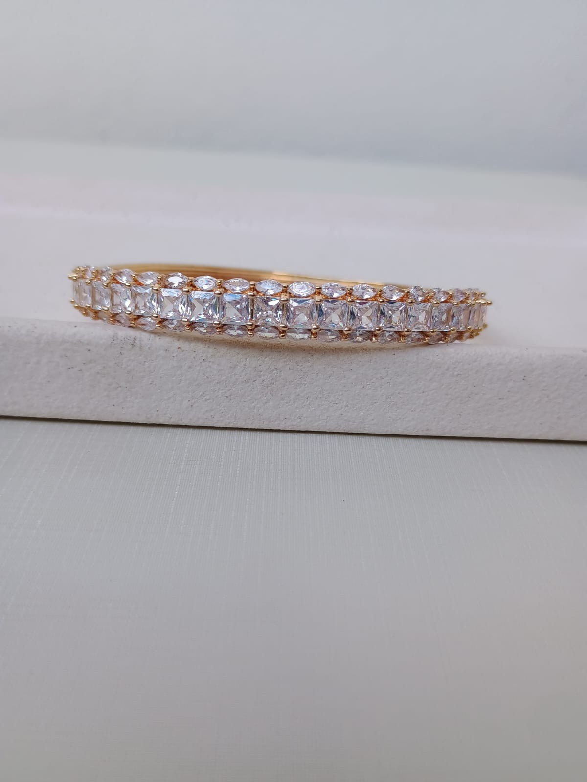 Bracelete cravejado com zircônias