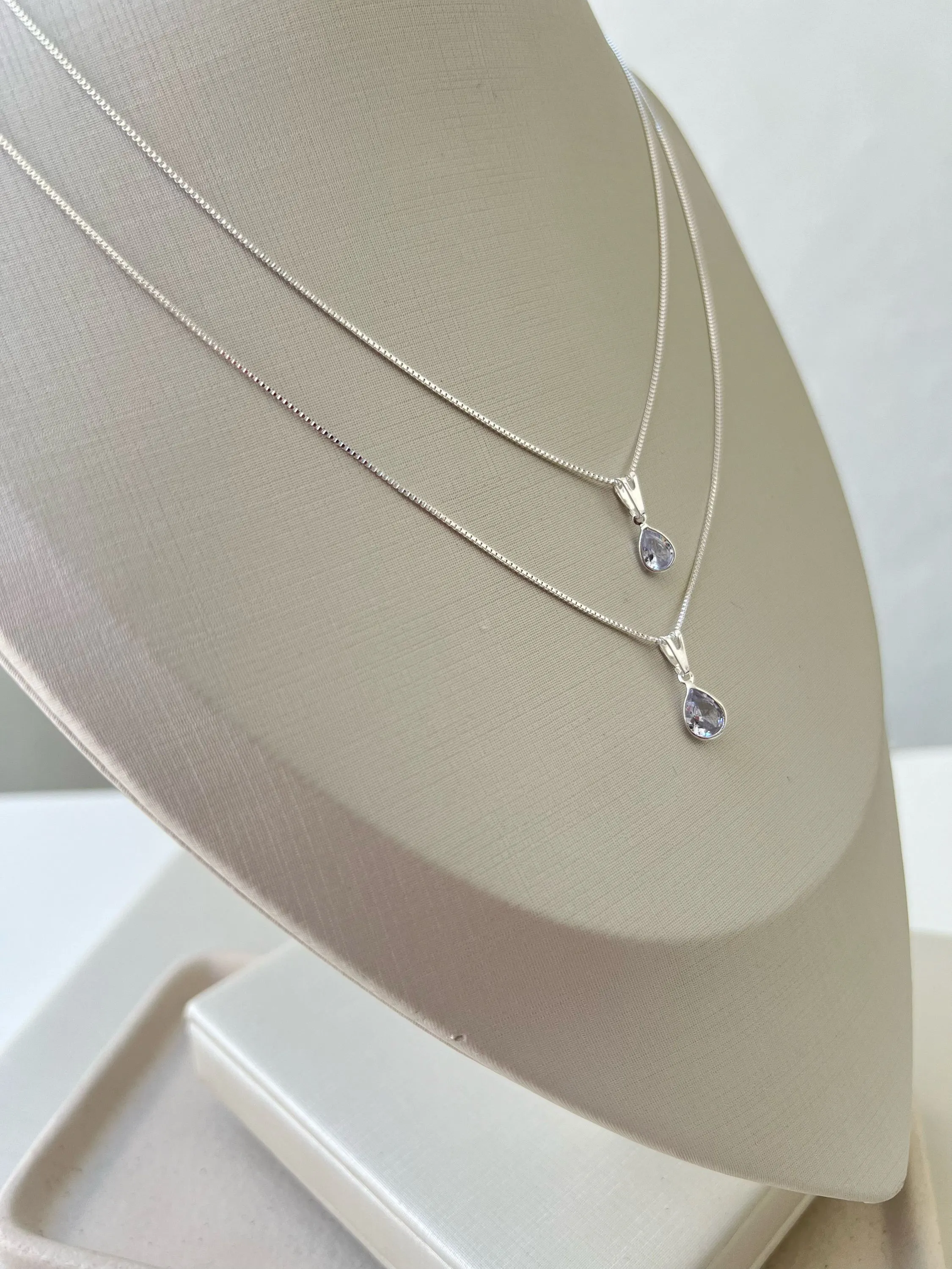 Colar duplo ponto de luz em gota