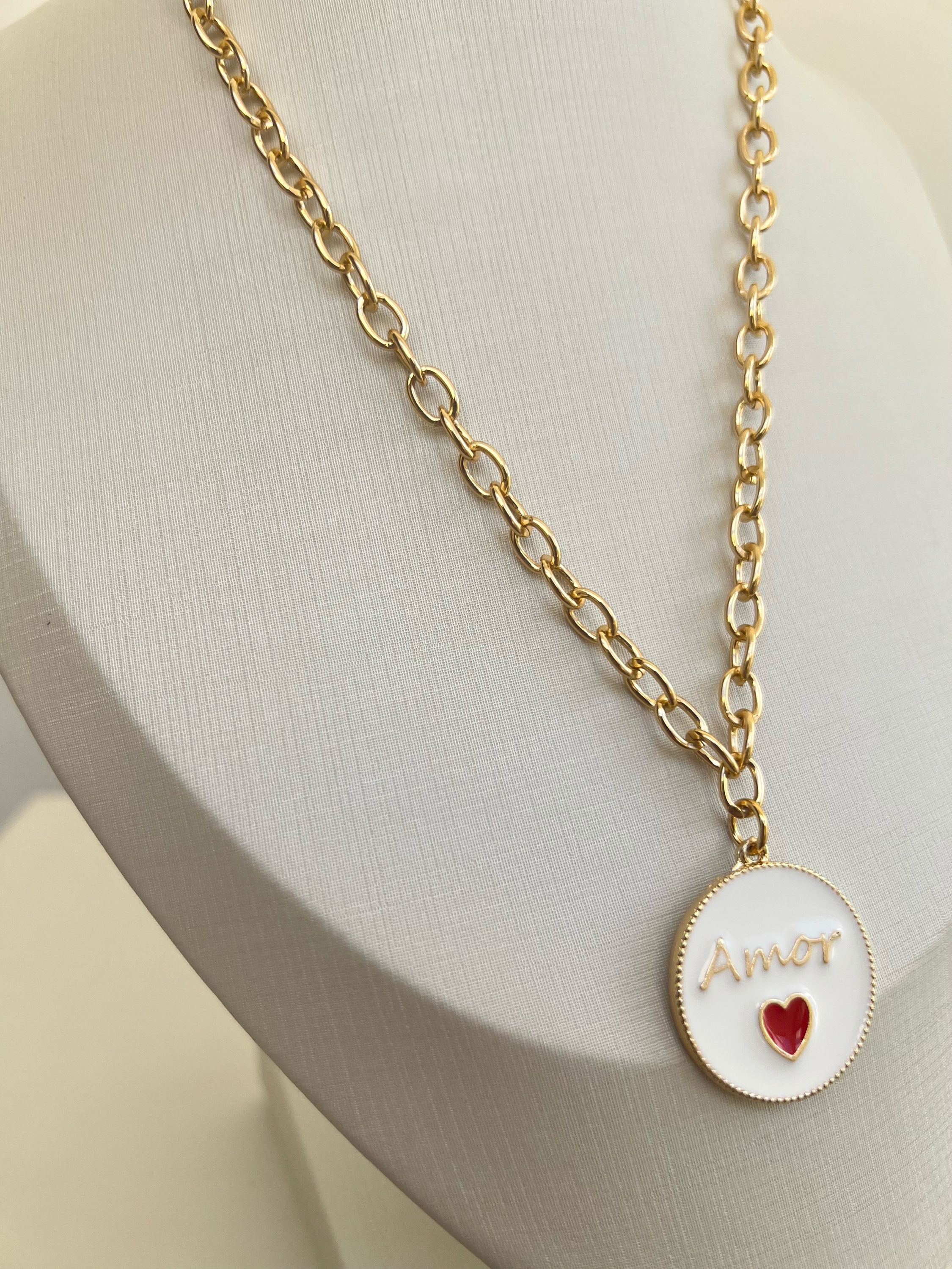 Colar correntaria pingente resinado Amor