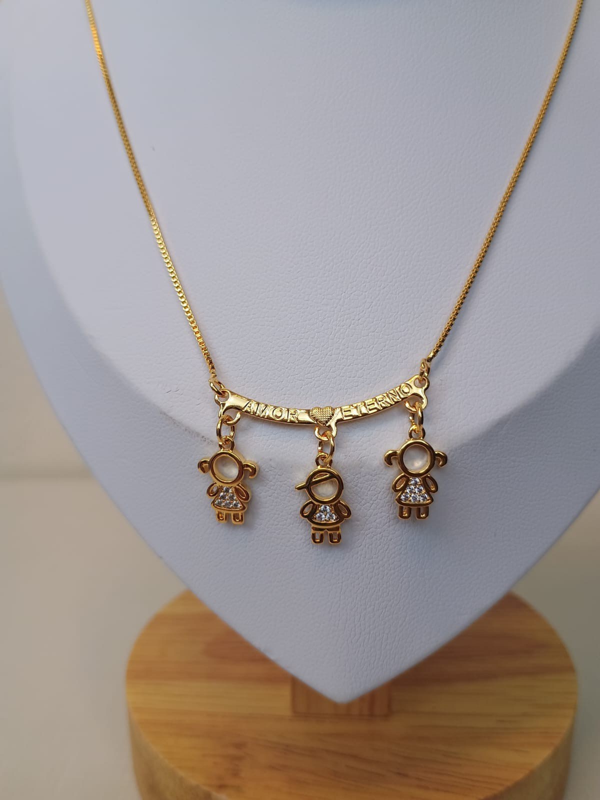 Colar amor eterno duas meninas e um menino