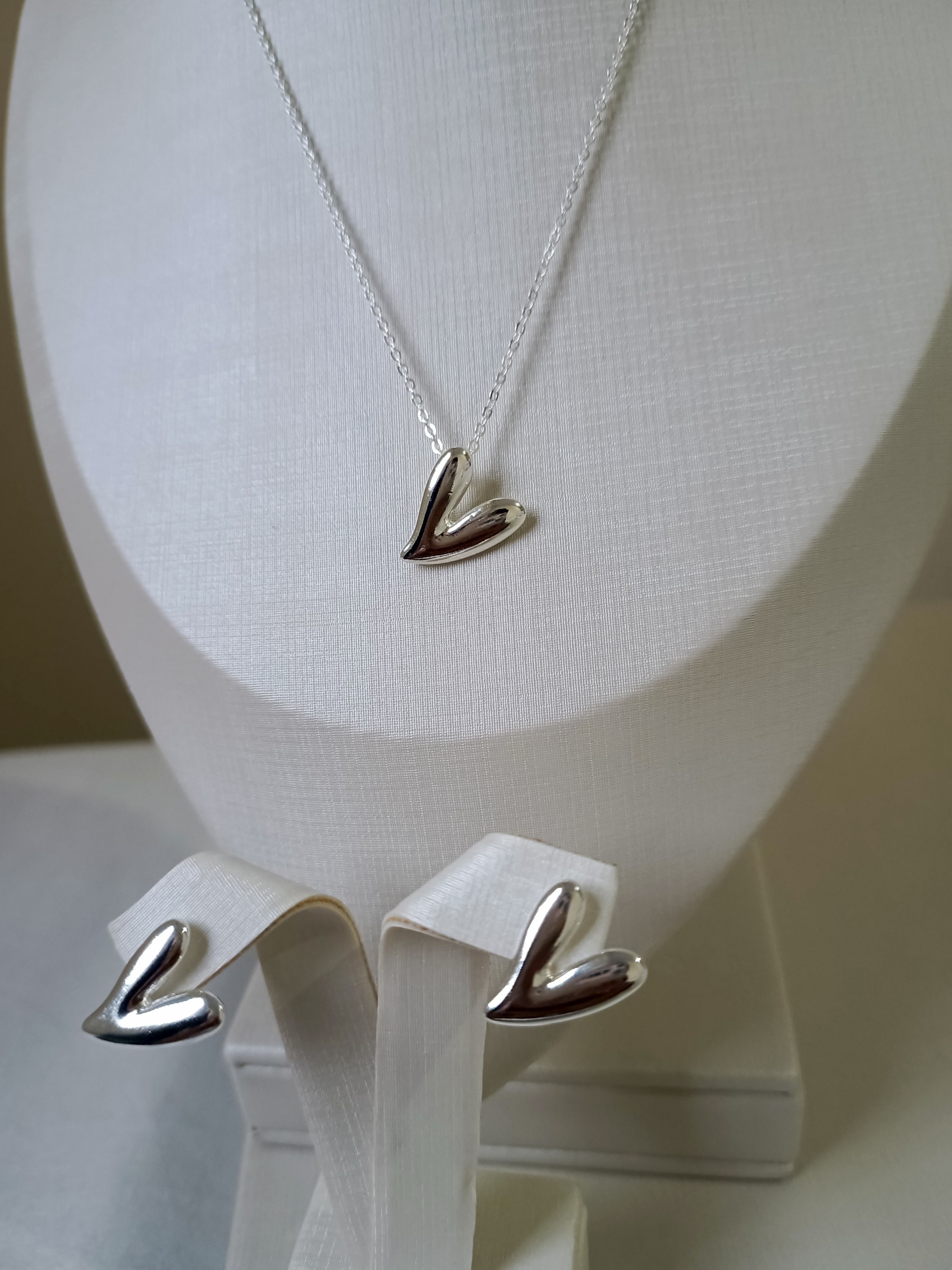 Conjunto prata com pingente de coração assimétrico