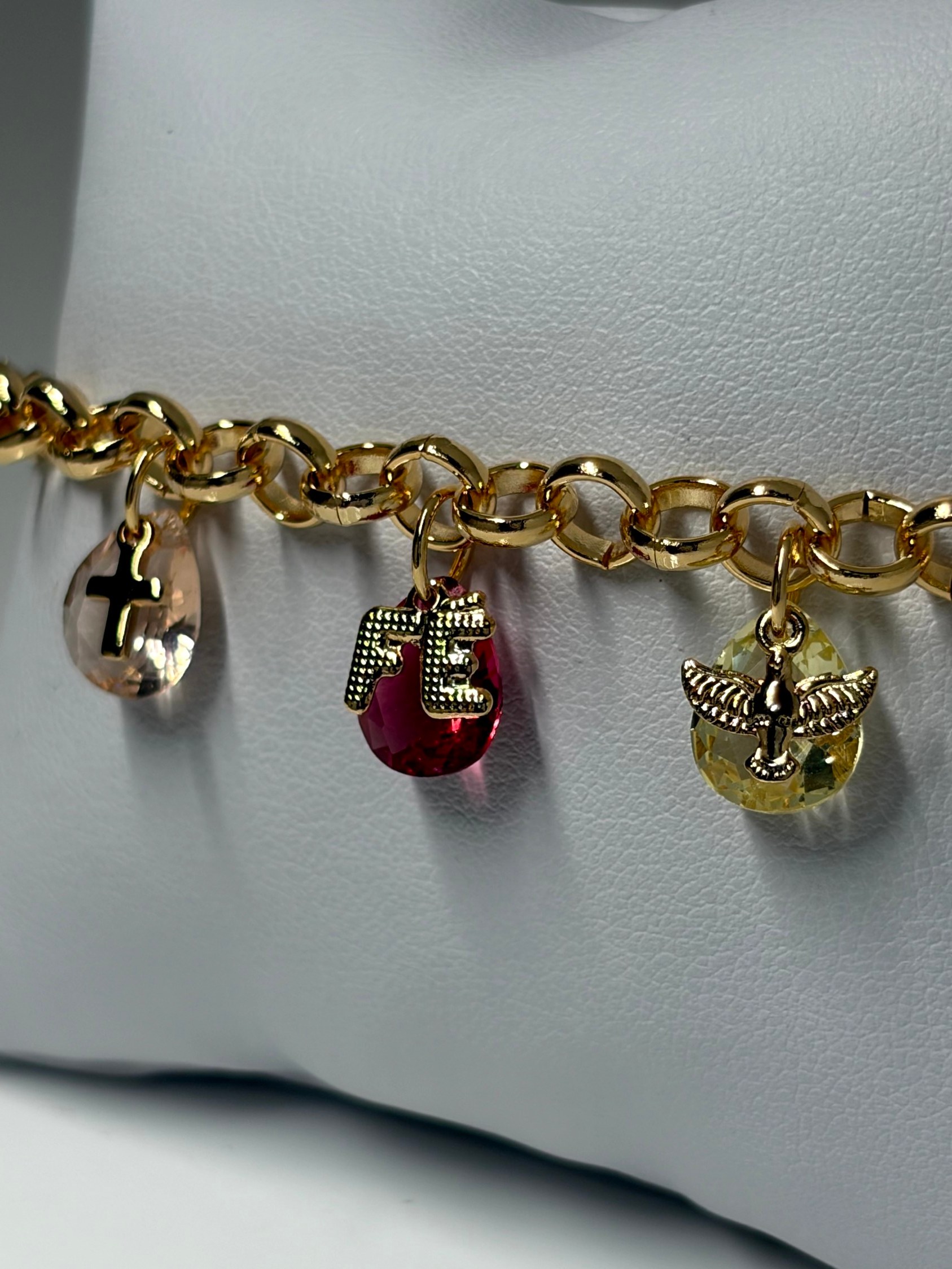 Pulseira com pingentes religiosos