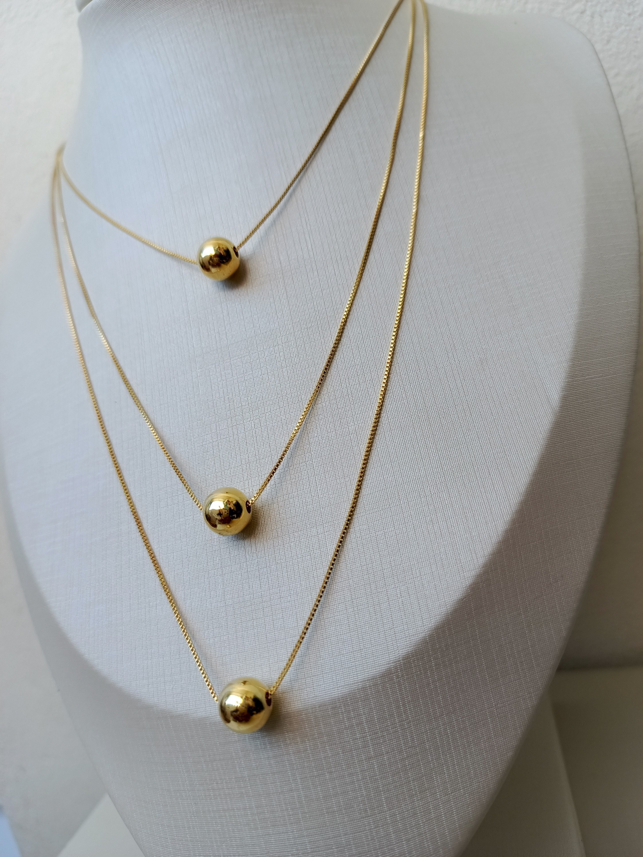 Colar triplo dourado com pérolas