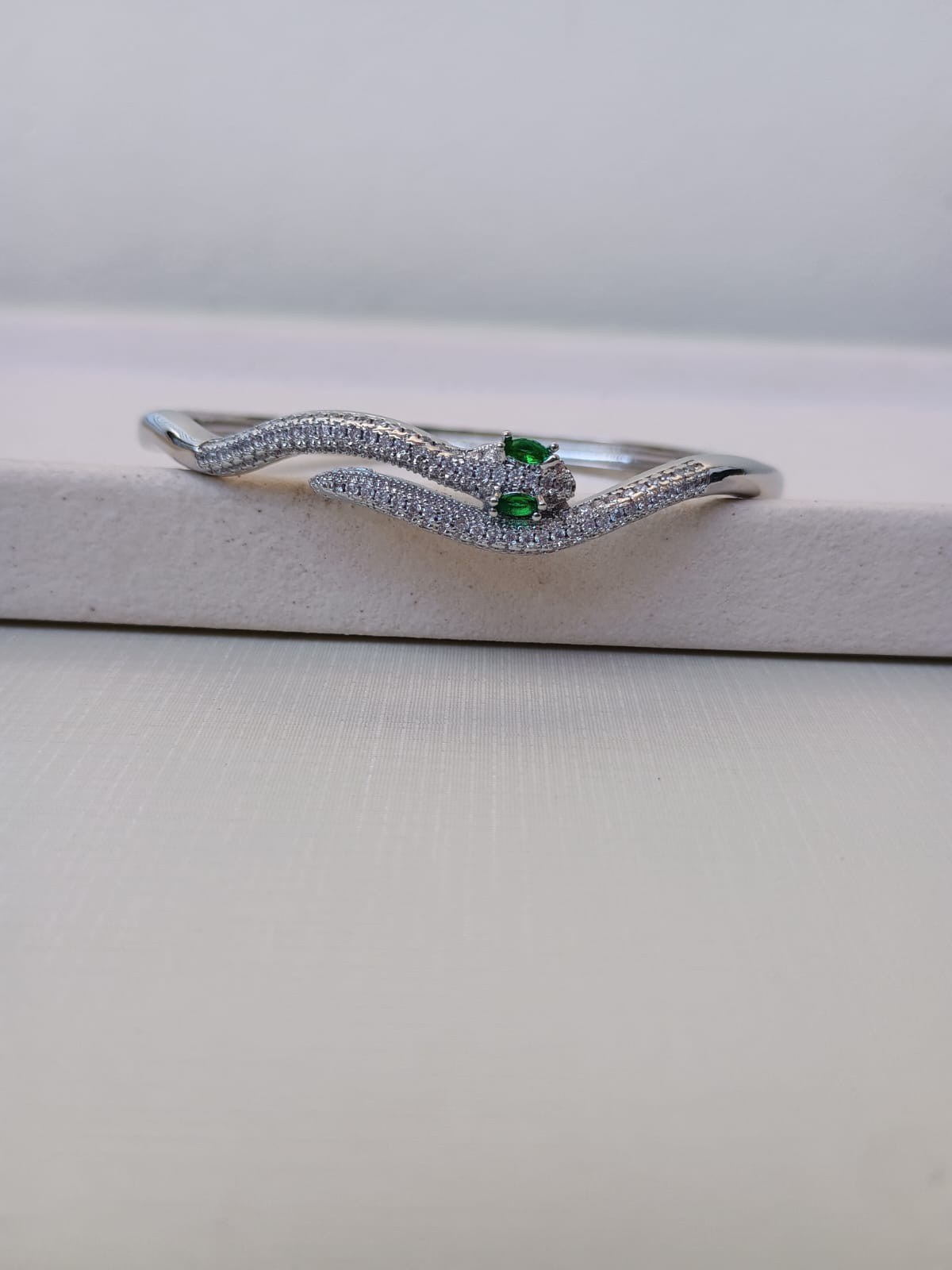 Bracelete de cobra com olho verde