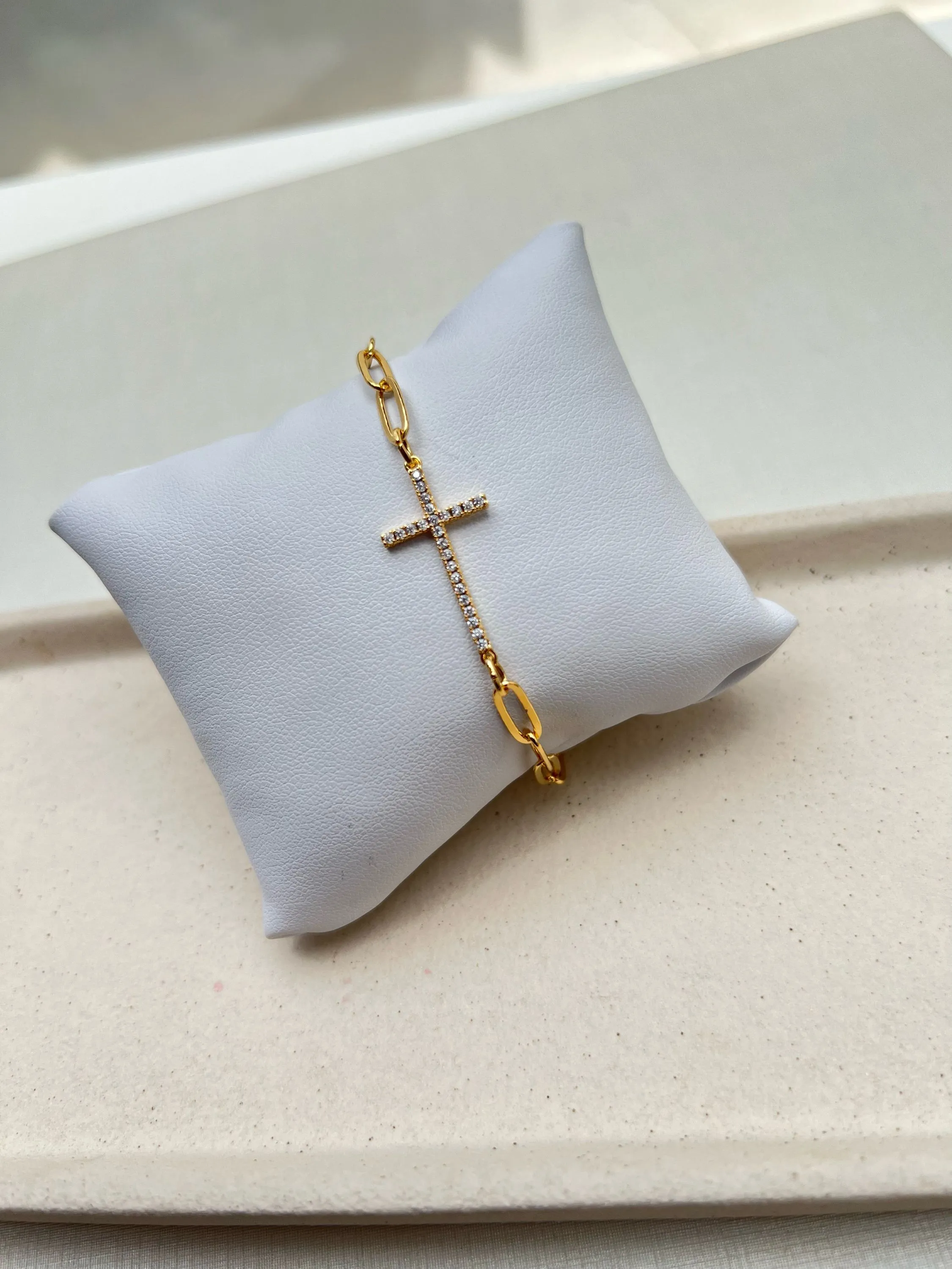 Pulseira cruz cravejada de strass