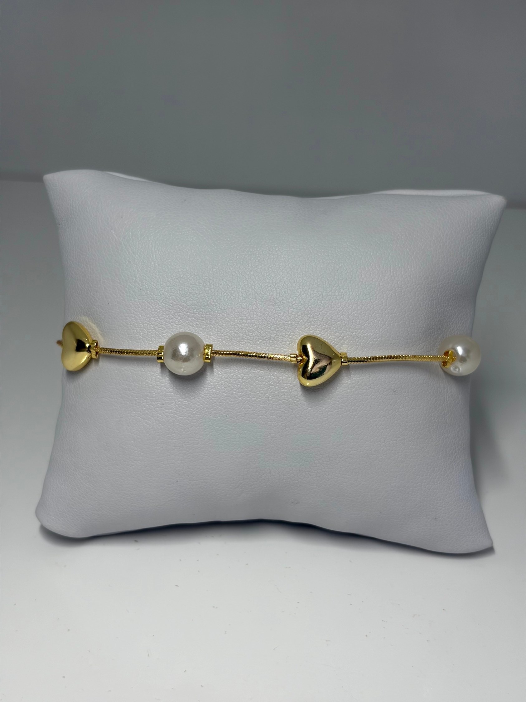 Pulseira com pérolas e corações