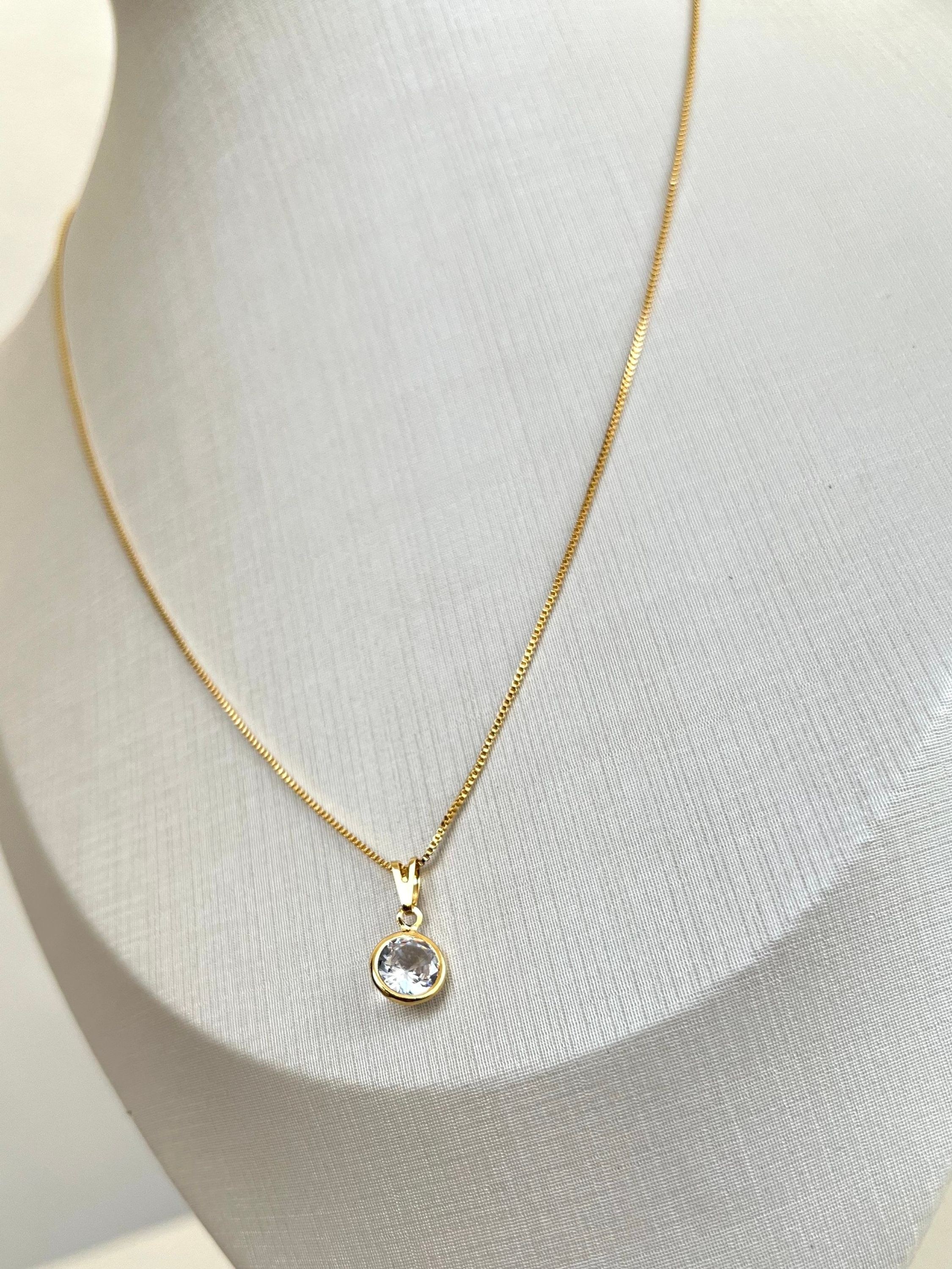 Colar delicado pingente ponto de luz